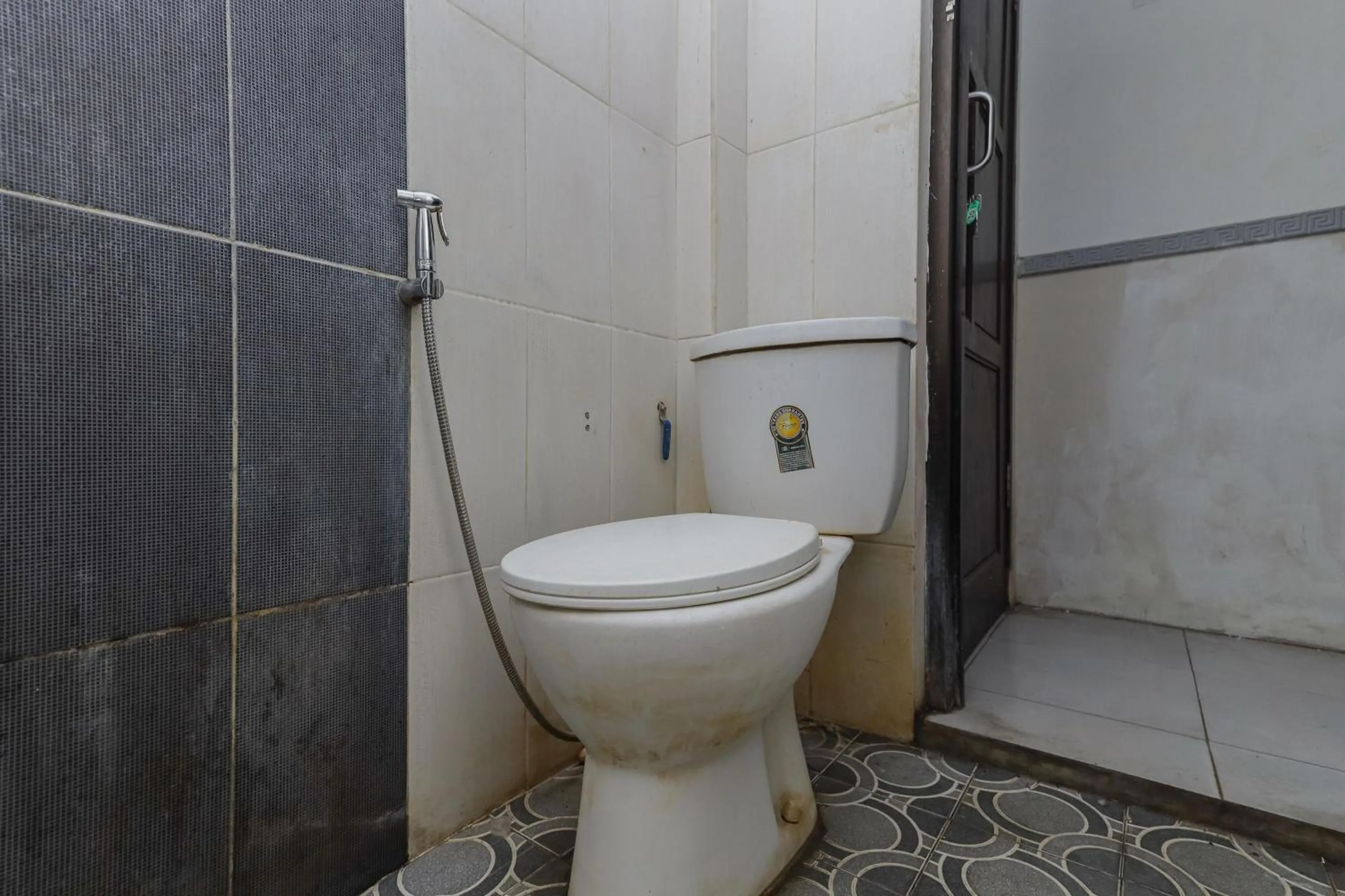 Bathroom in RedDoorz near Stasiun Malang Kota Lama 2