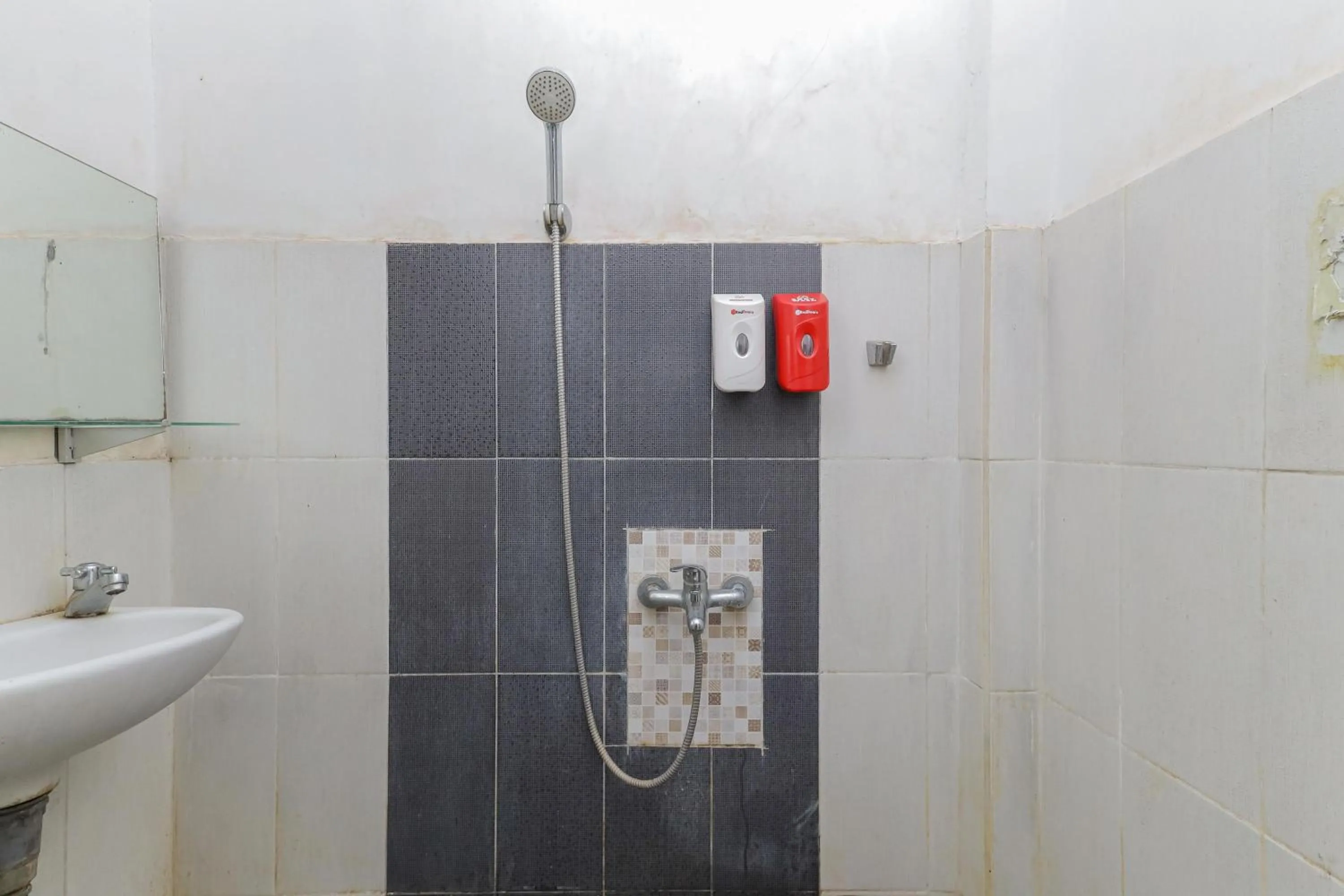 Bathroom in RedDoorz near Stasiun Malang Kota Lama 2
