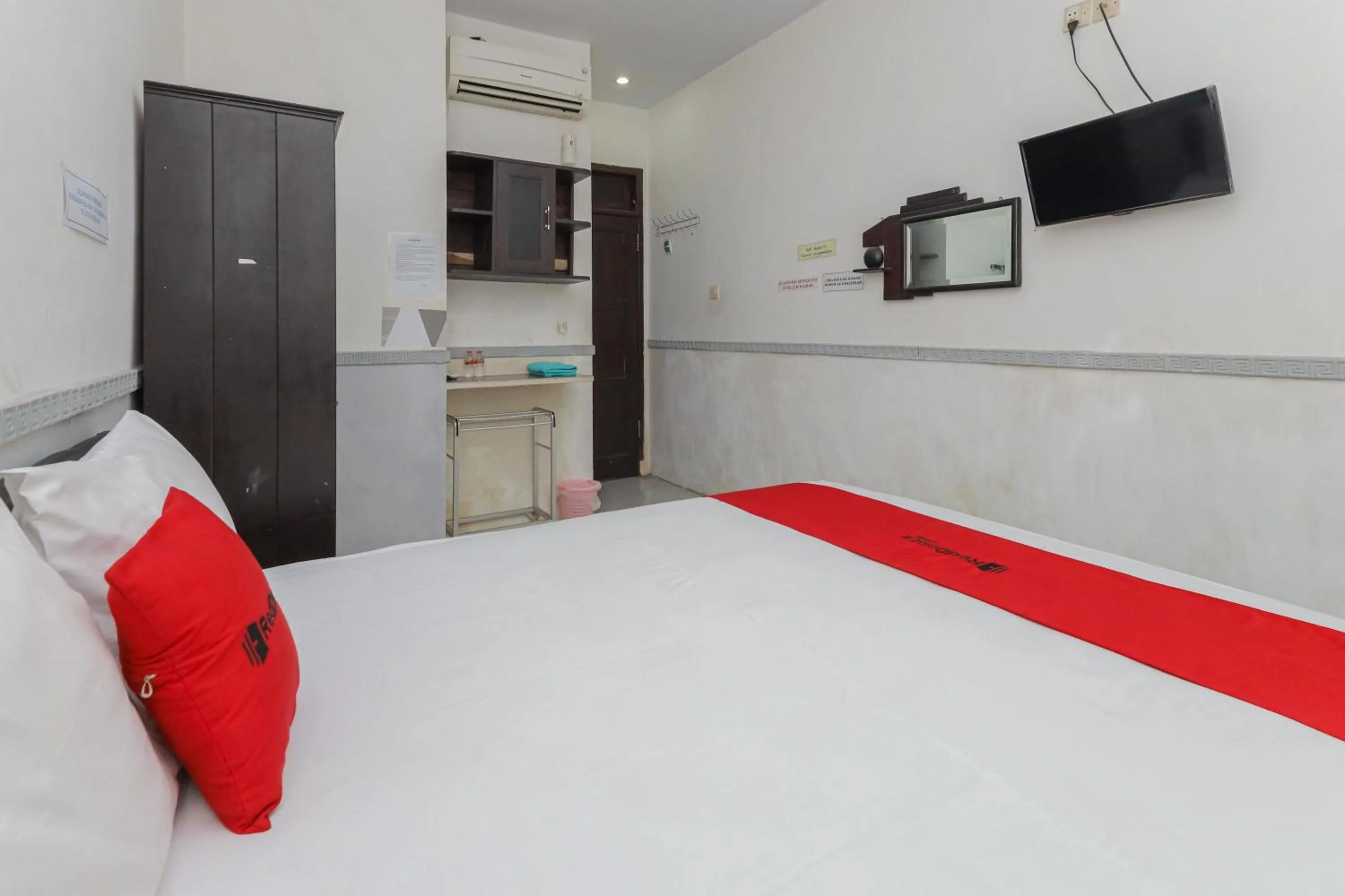 Bedroom, Bed in RedDoorz near Stasiun Malang Kota Lama 2
