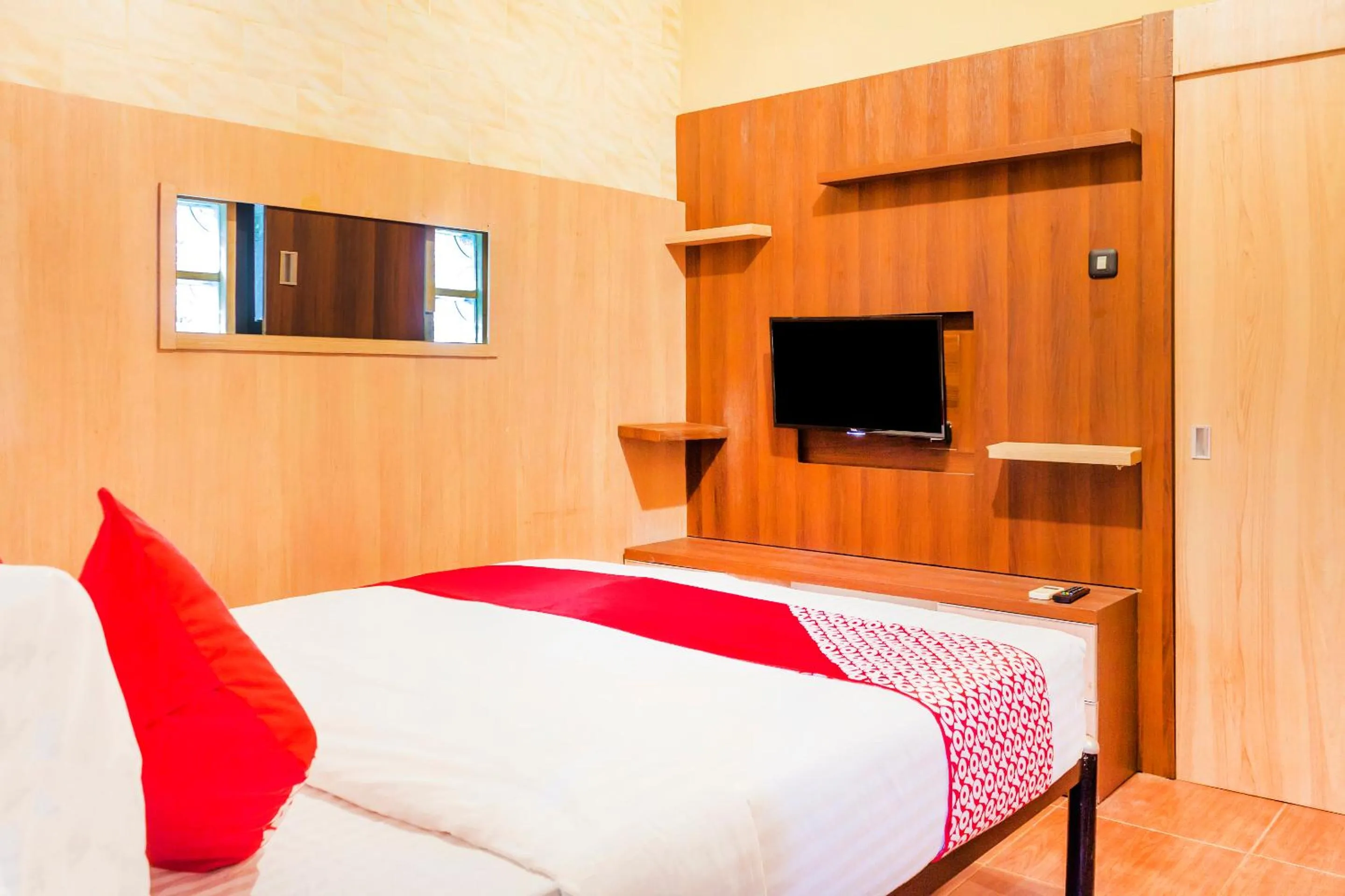 Bedroom, TV/Entertainment Center in OYO 789 Pelangi Residence