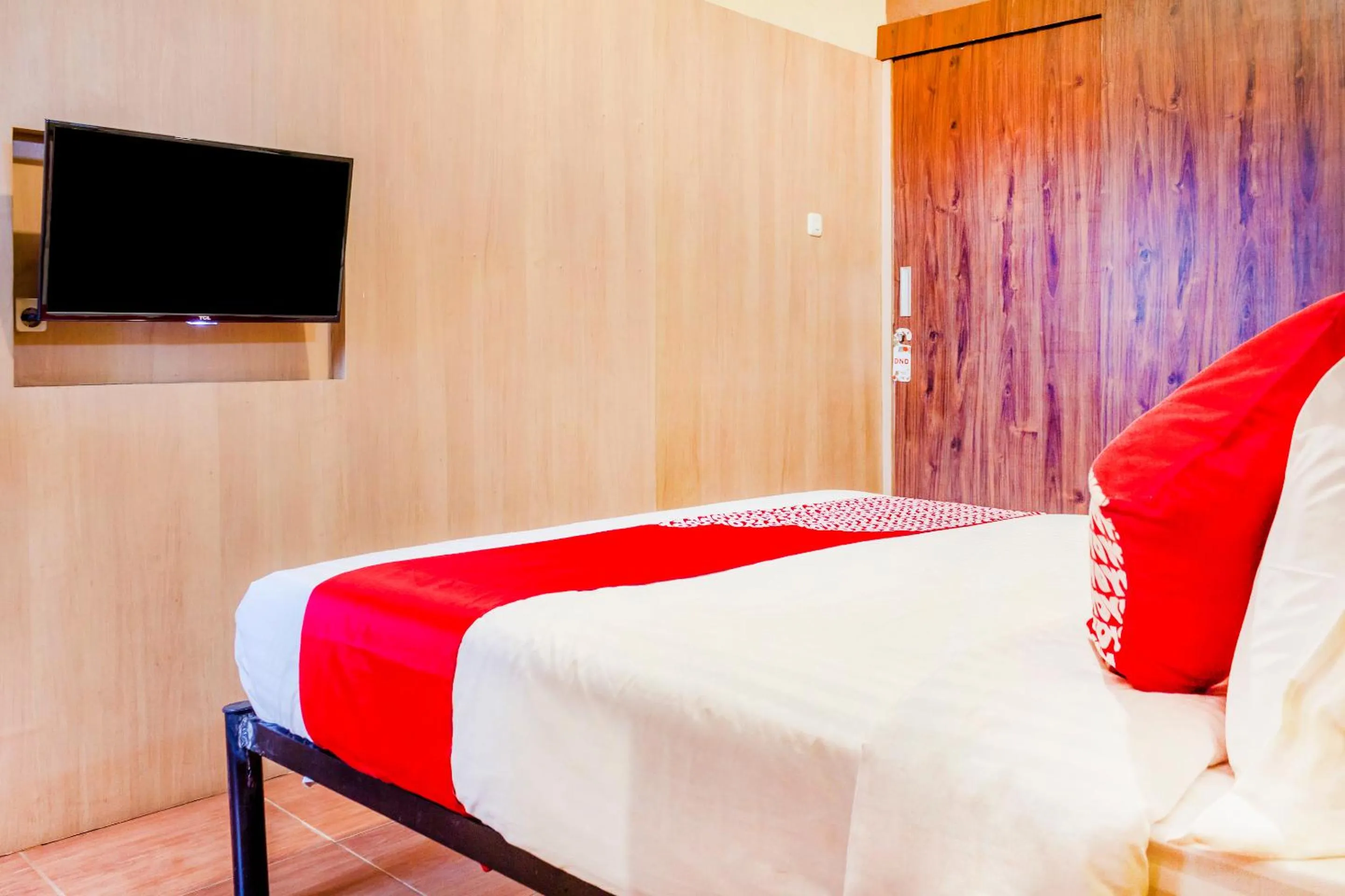 Bedroom, TV/Entertainment Center in OYO 789 Pelangi Residence