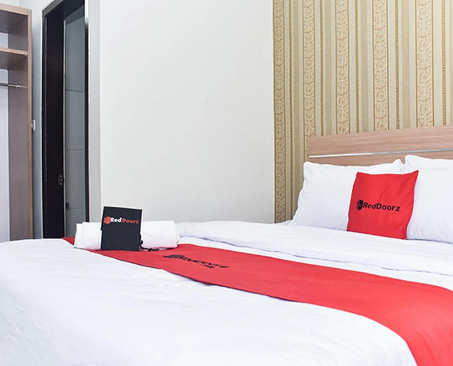 Bedroom, Bed in RedDoorz Plus near Malang Town Square
