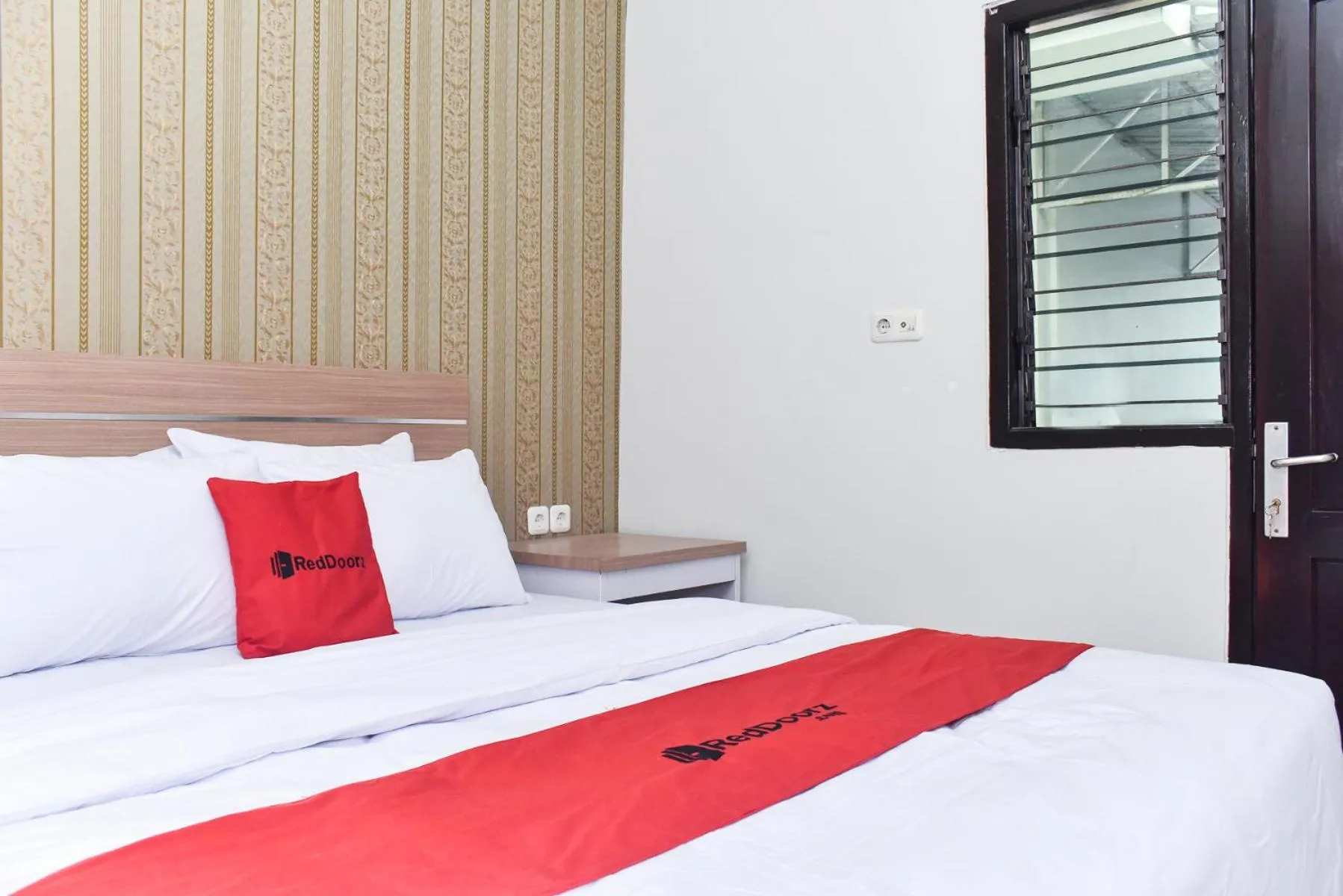 Bedroom, Bed in RedDoorz Plus near Malang Town Square