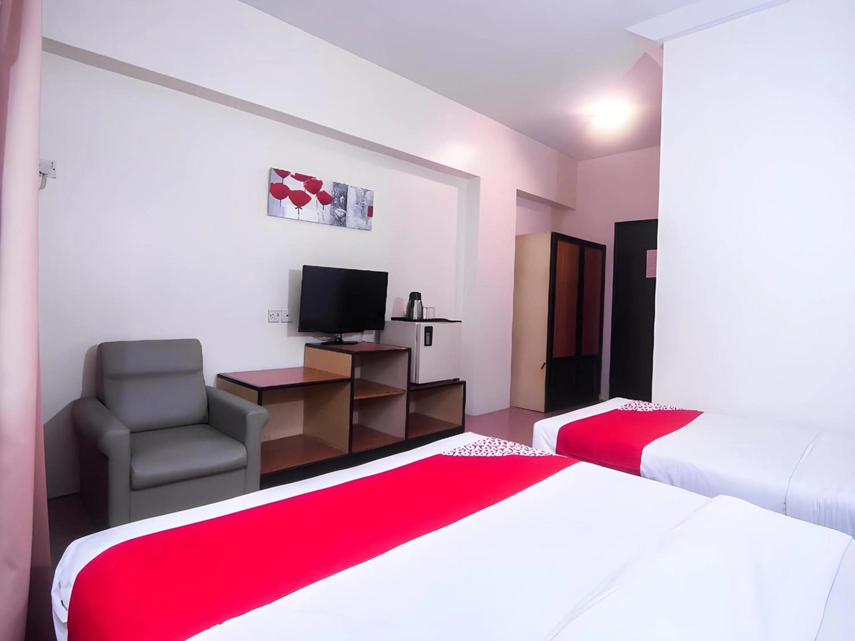 Photo of the whole room, Bed in Hotel O Hua Kuok Inn