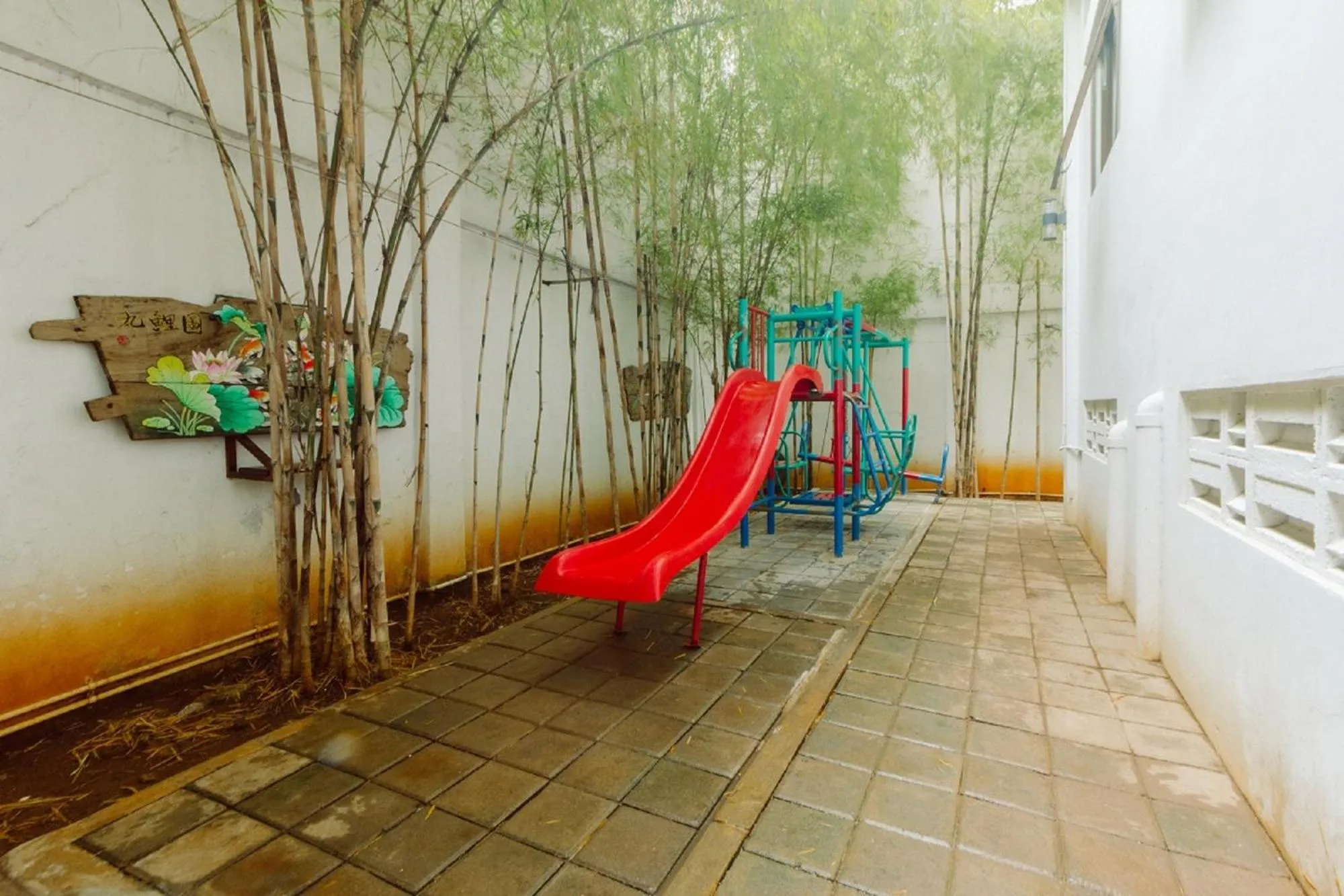 Children play ground in Urbanest Inn House Slipi