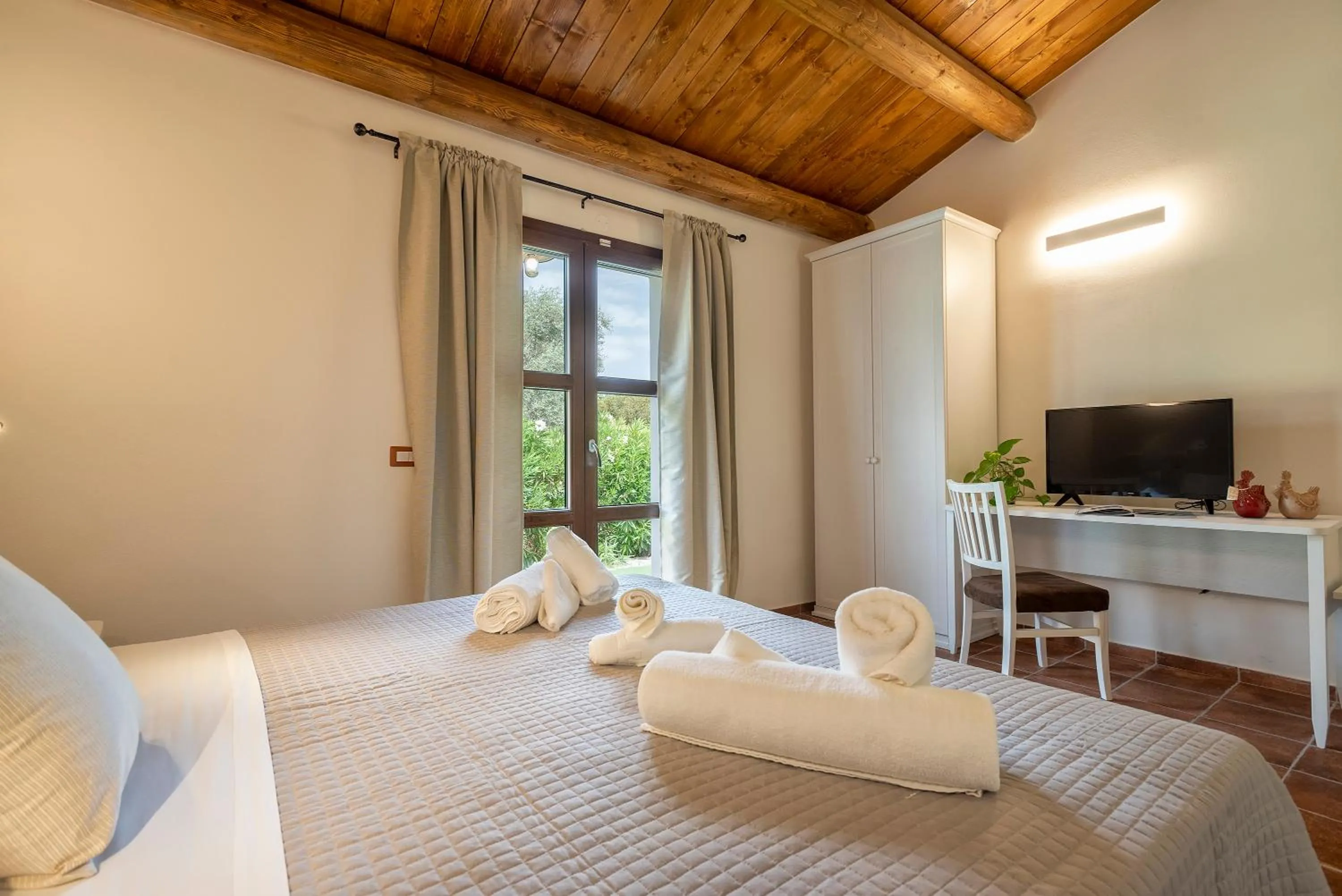 Bedroom, Bed in Alghero Resort Country Hotel & Spa