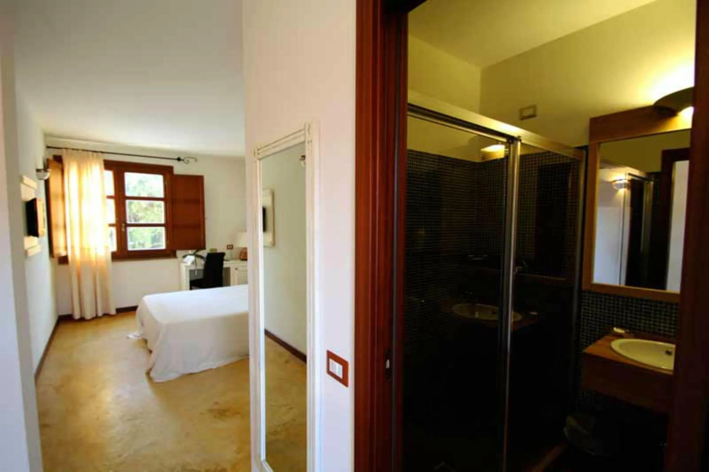 Bathroom, Bed in Alghero Resort Country Hotel & Spa