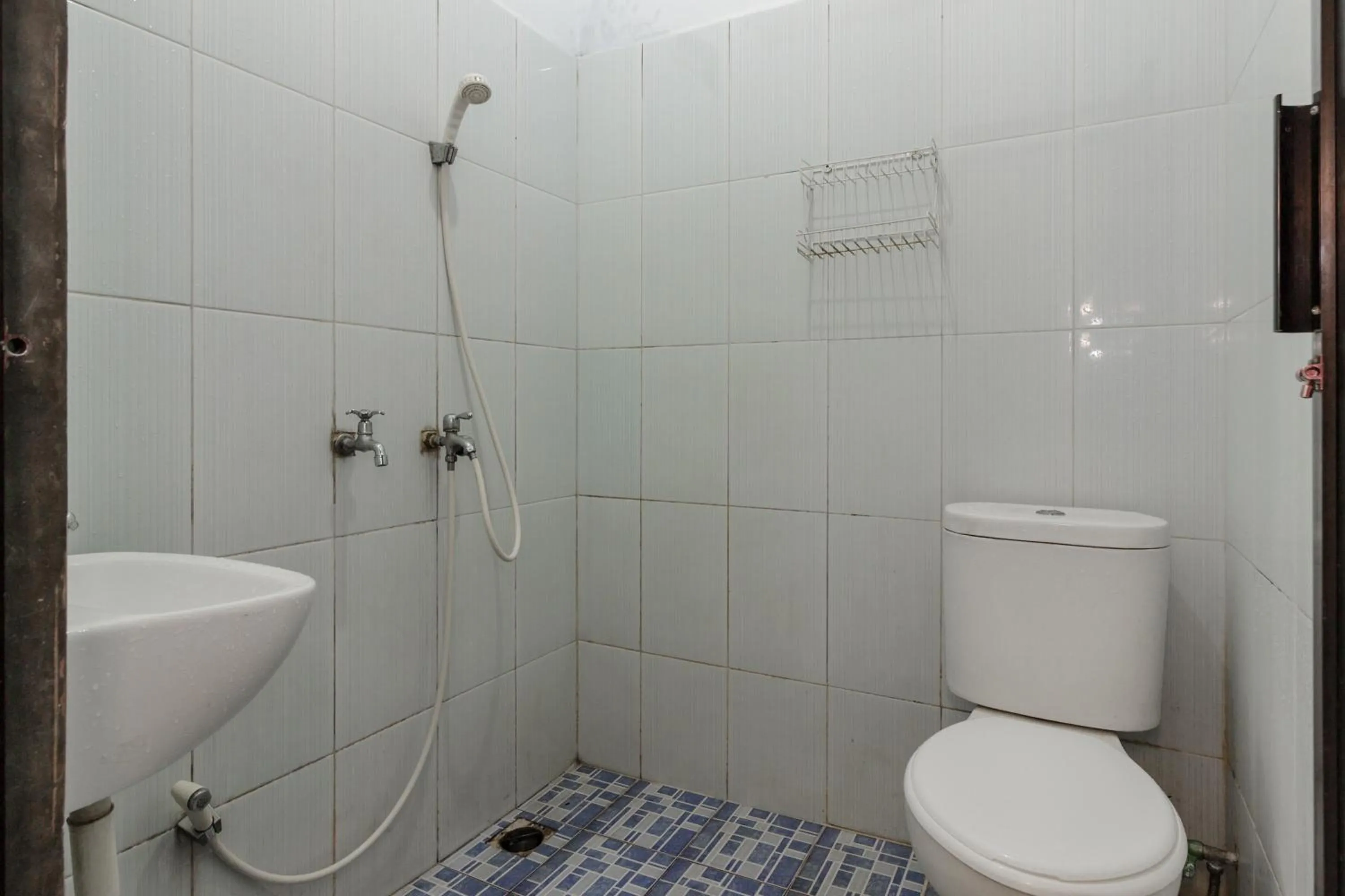 Bathroom in RedDoorz @ Malalayang 2 Manado