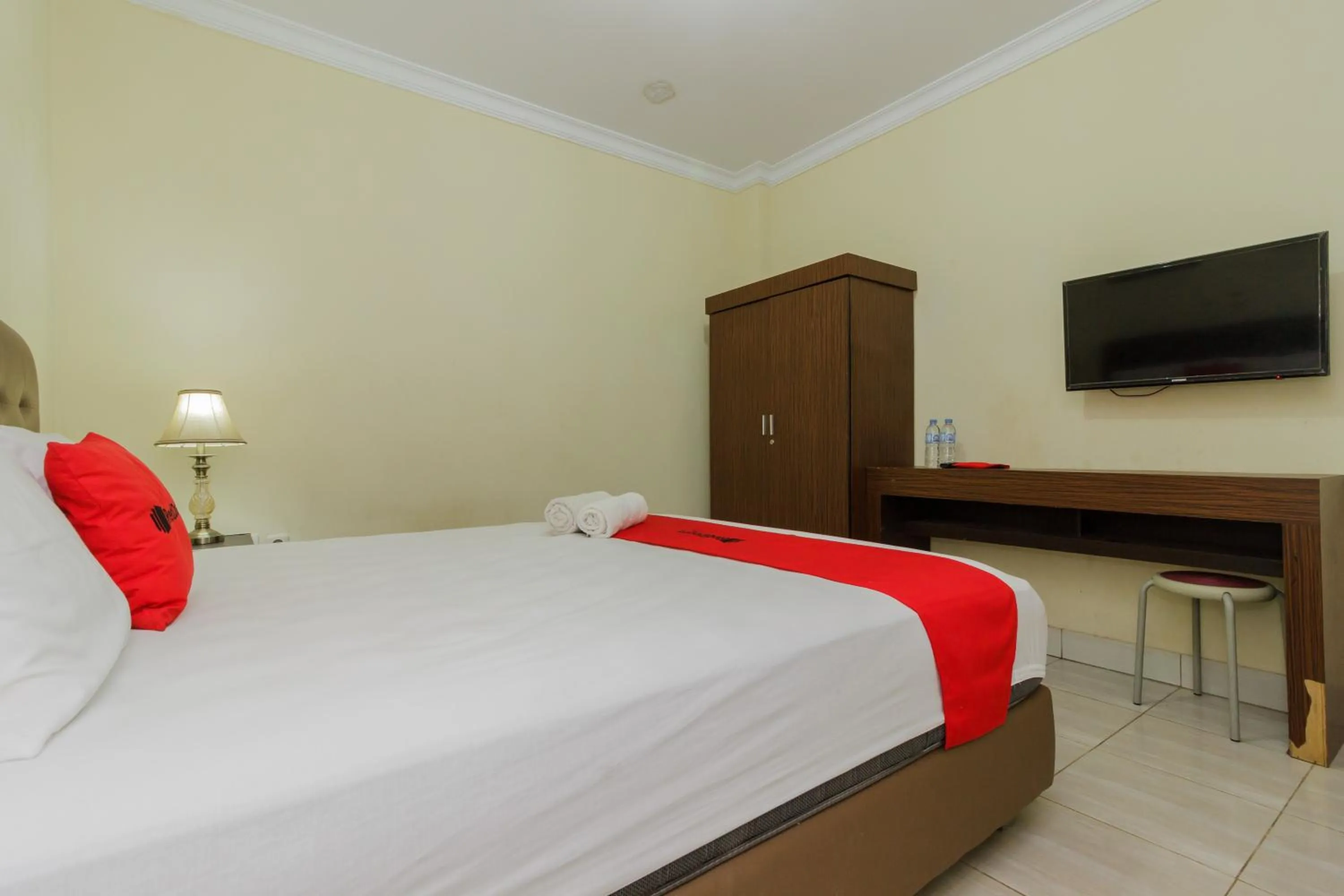 Bedroom, Bed in RedDoorz @ Malalayang 2 Manado