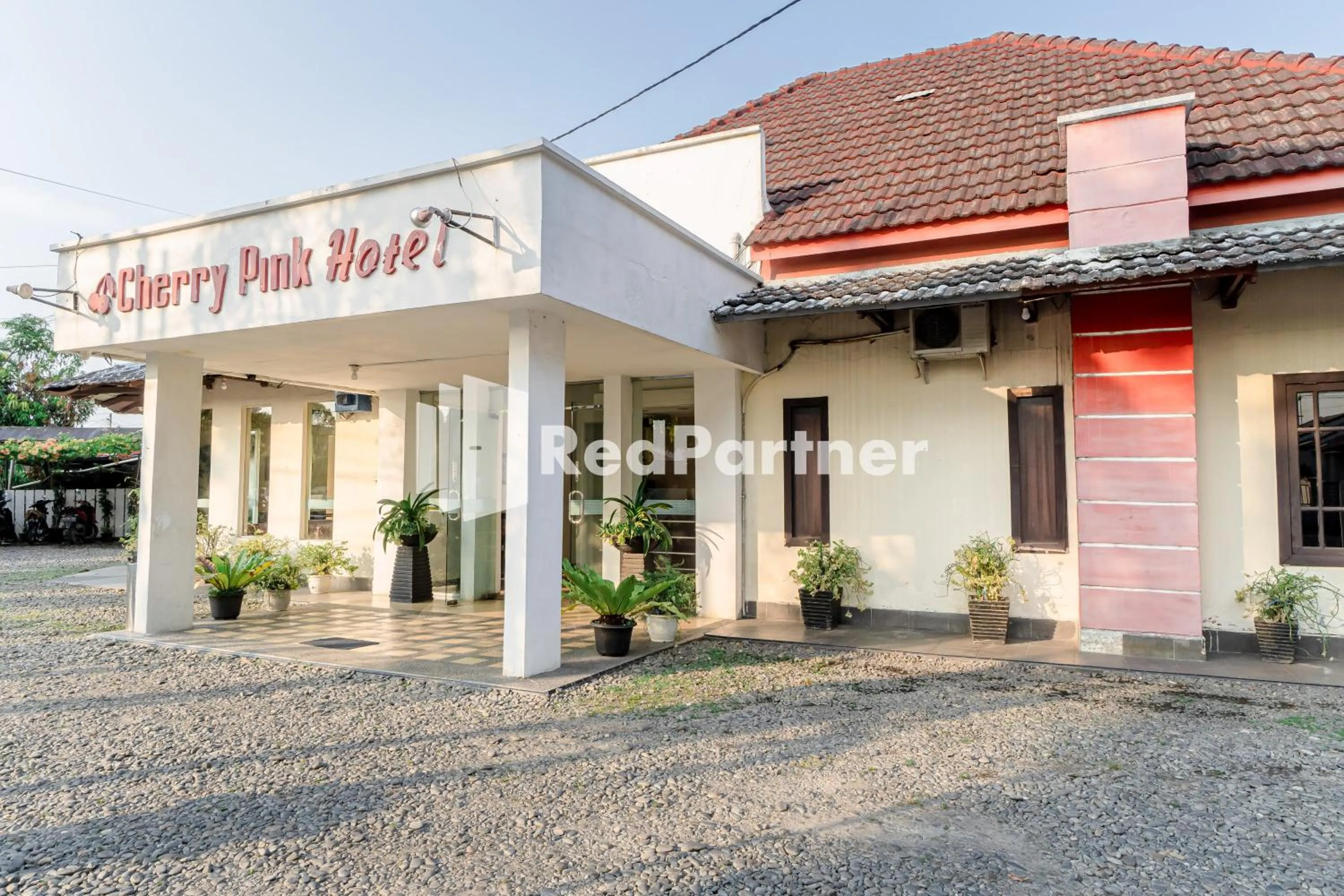 Property building in Cherry Pink Hotel Medan Mitra RedDoorz