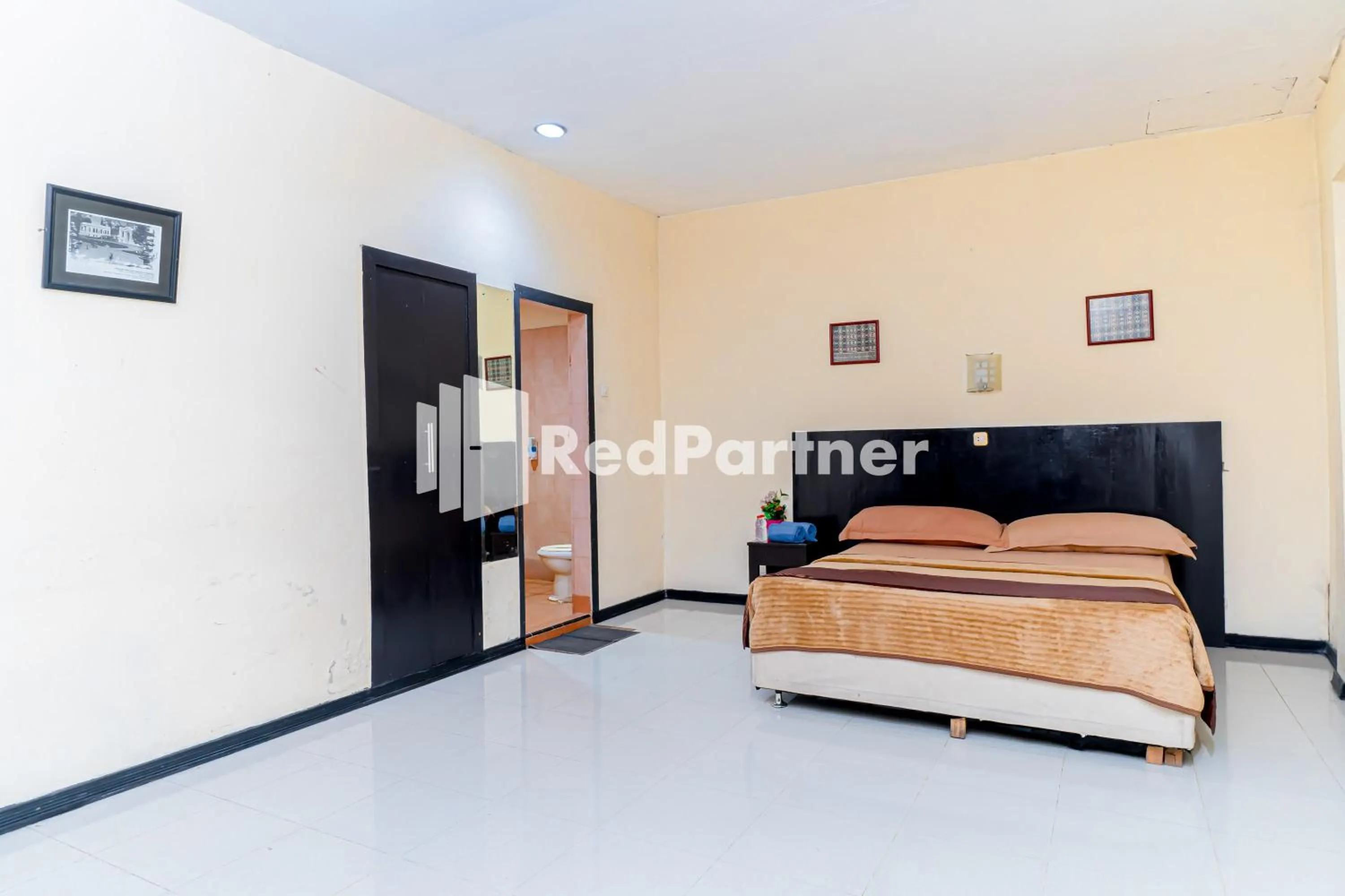 Bedroom, Bed in Cherry Pink Hotel Medan Mitra RedDoorz