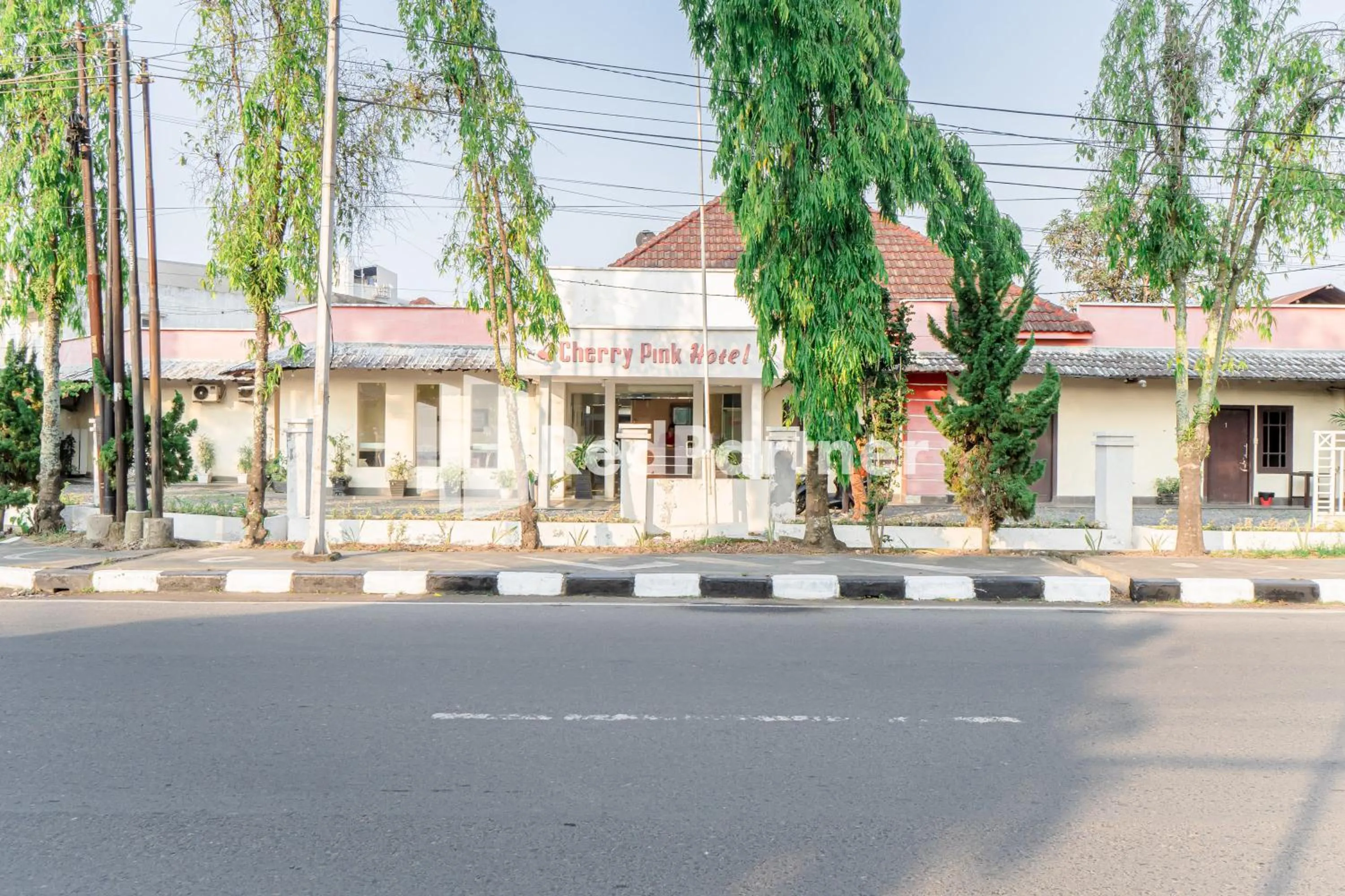 Property building in Cherry Pink Hotel Medan Mitra RedDoorz