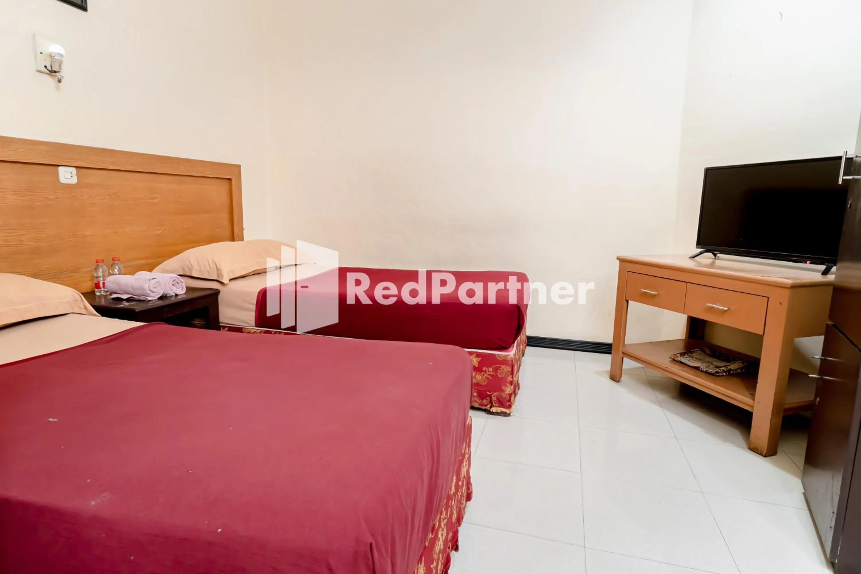 Bedroom, Bed in Cherry Pink Hotel Medan Mitra RedDoorz
