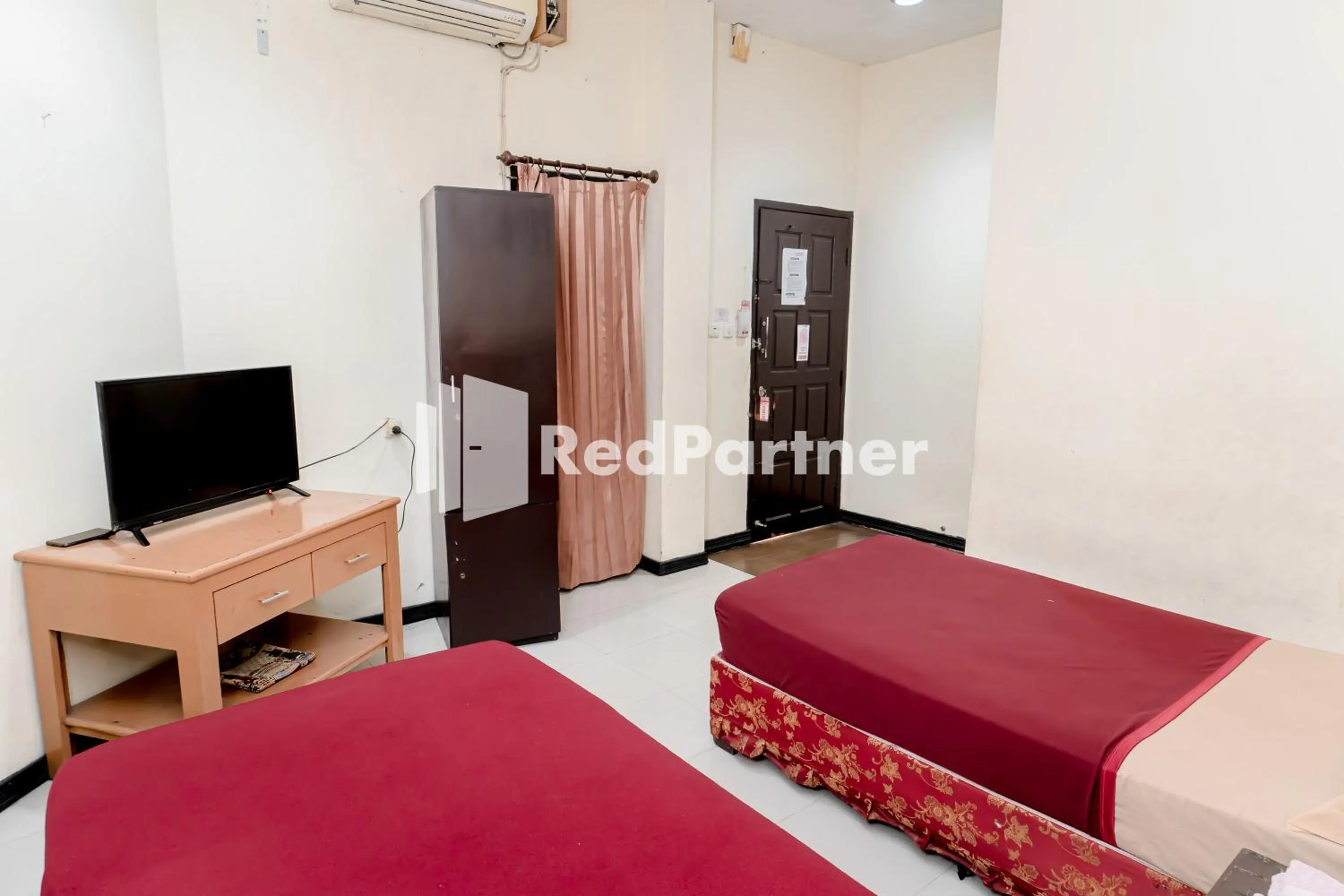 Bedroom, Bed in Cherry Pink Hotel Medan Mitra RedDoorz