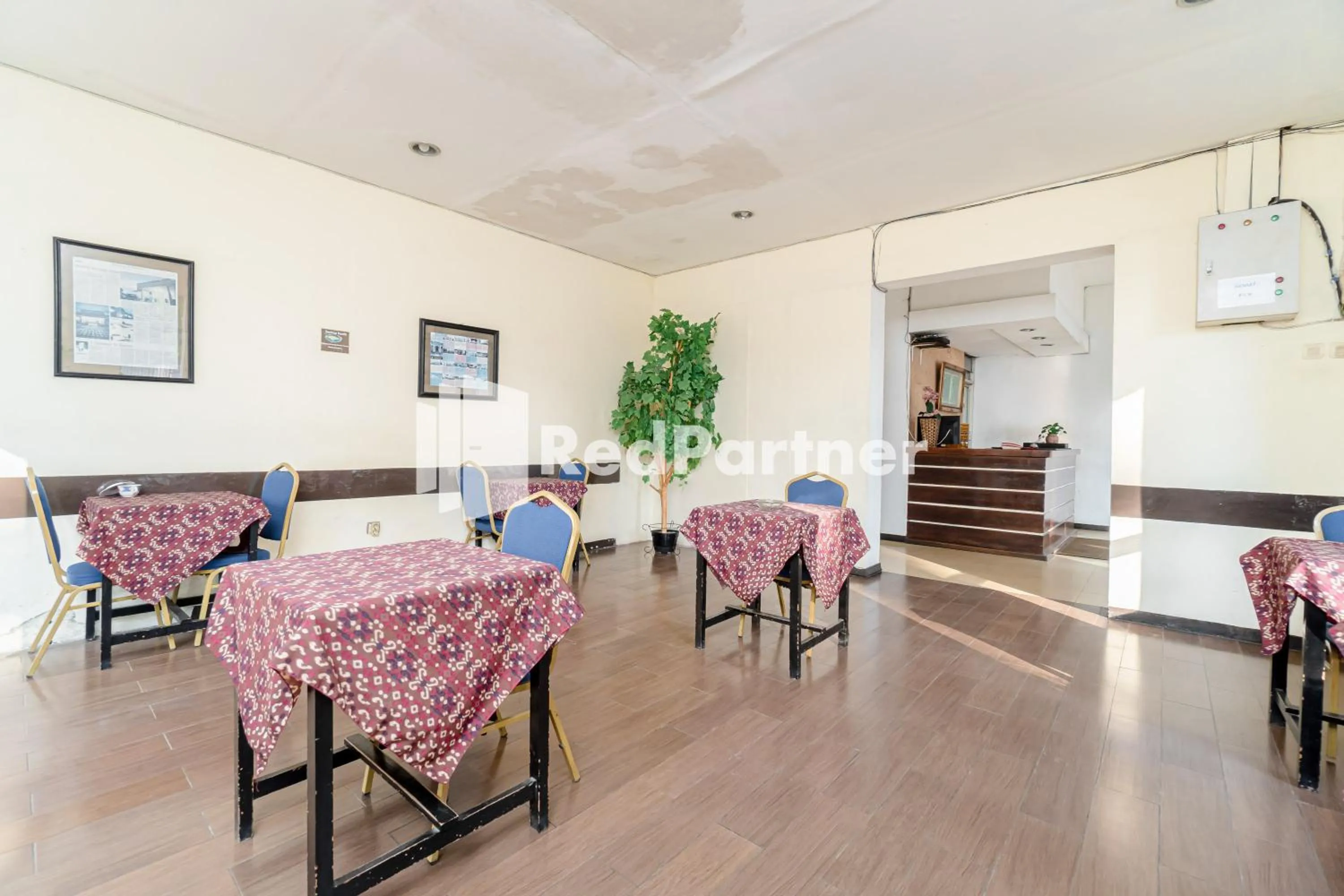 Seating area in Cherry Pink Hotel Medan Mitra RedDoorz