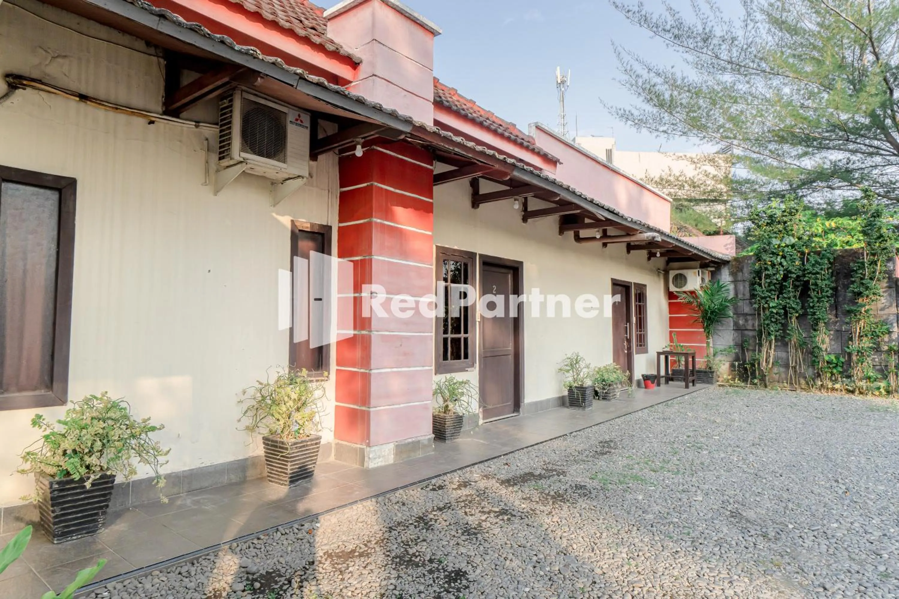 Property building in Cherry Pink Hotel Medan Mitra RedDoorz