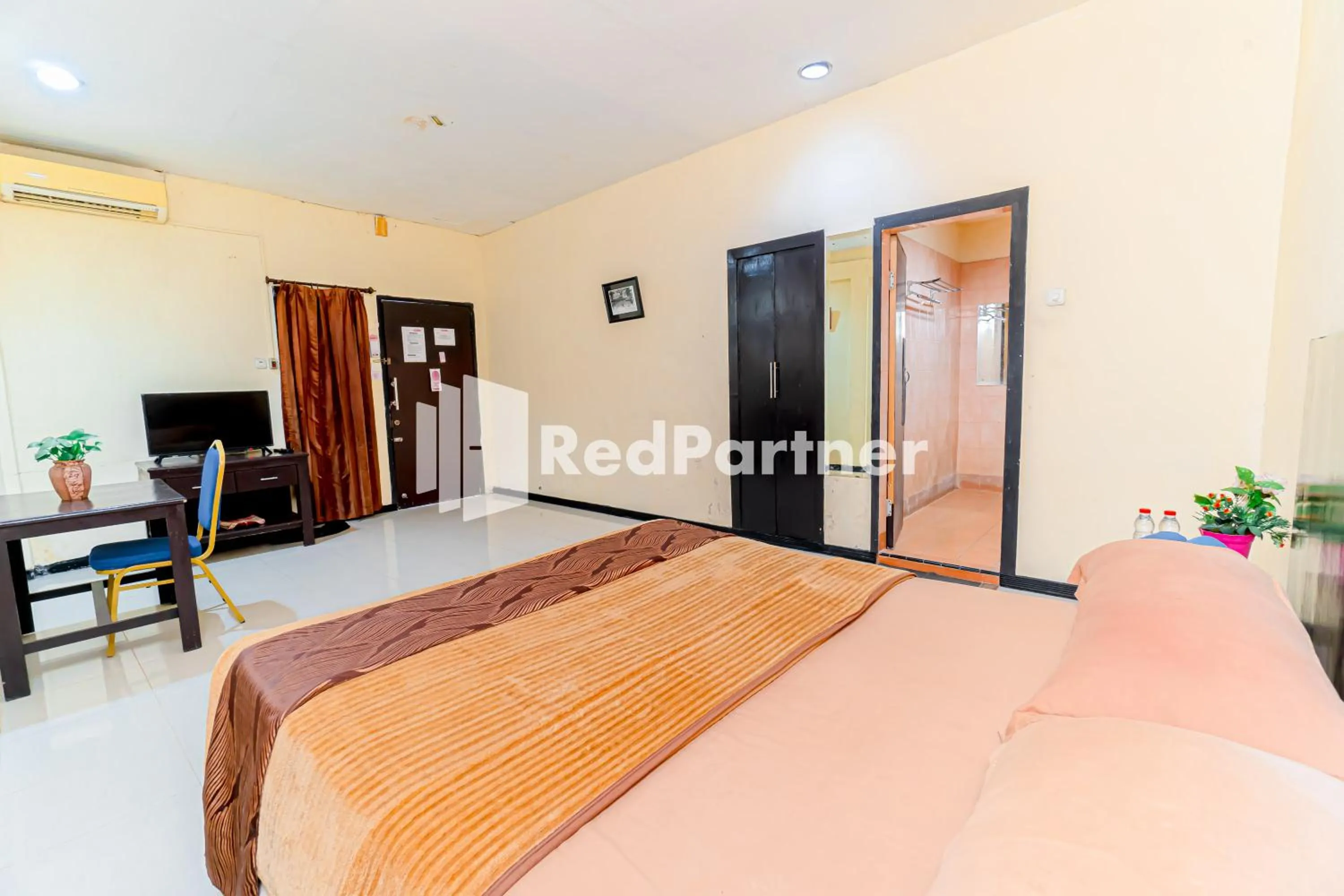 Bedroom, Bed in Cherry Pink Hotel Medan Mitra RedDoorz