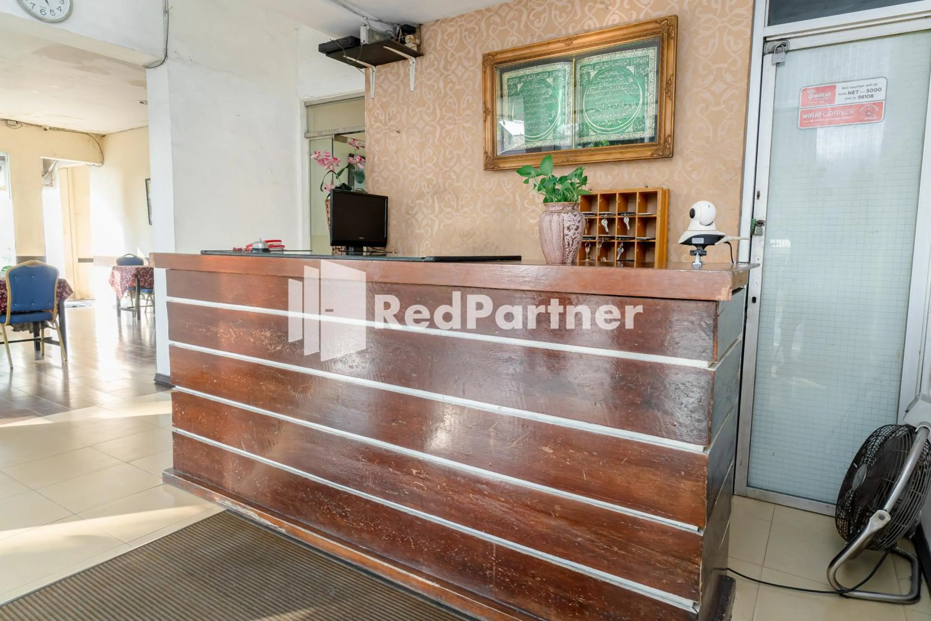 Lobby or reception in Cherry Pink Hotel Medan Mitra RedDoorz