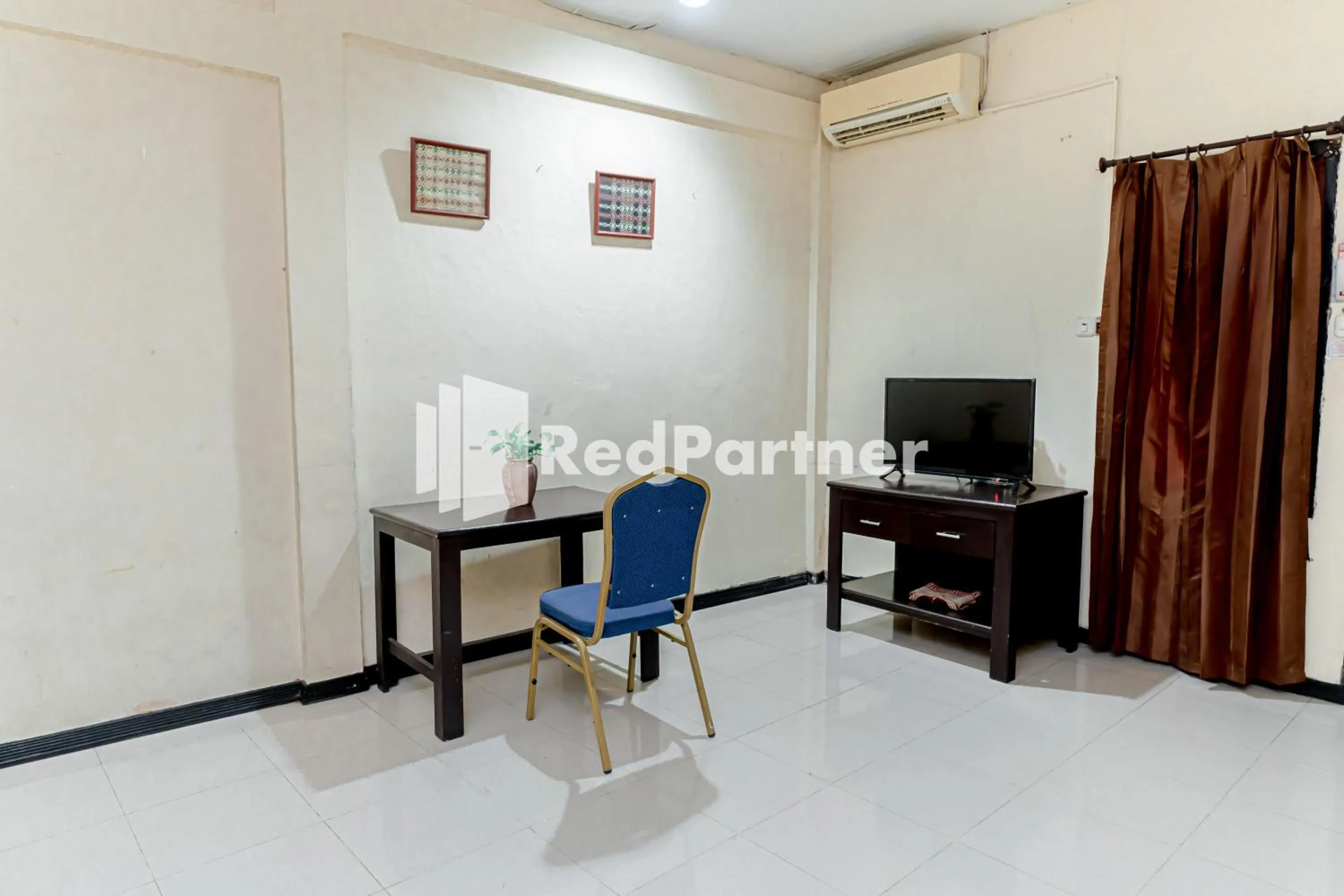 Bedroom in Cherry Pink Hotel Medan Mitra RedDoorz