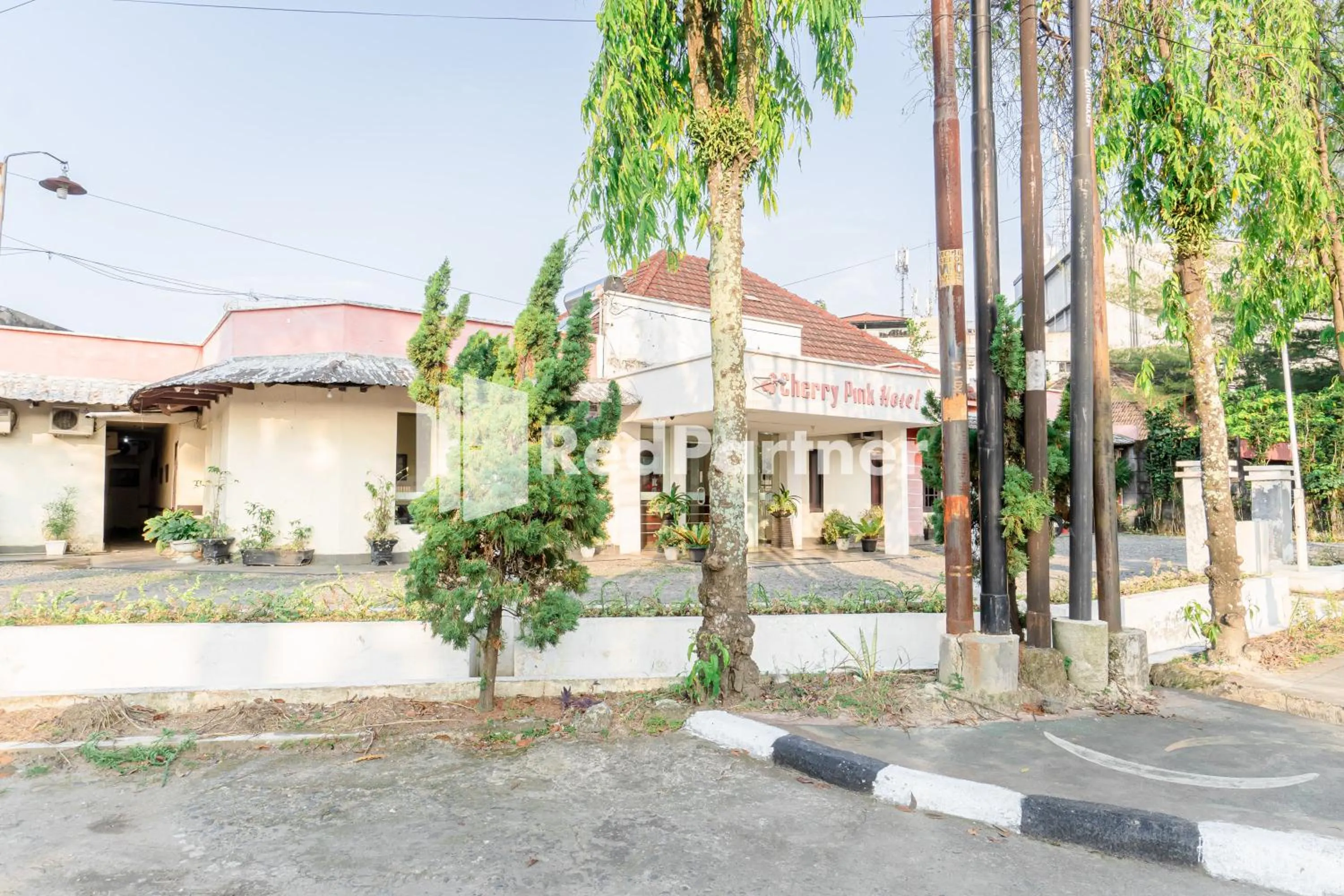 Property building in Cherry Pink Hotel Medan Mitra RedDoorz