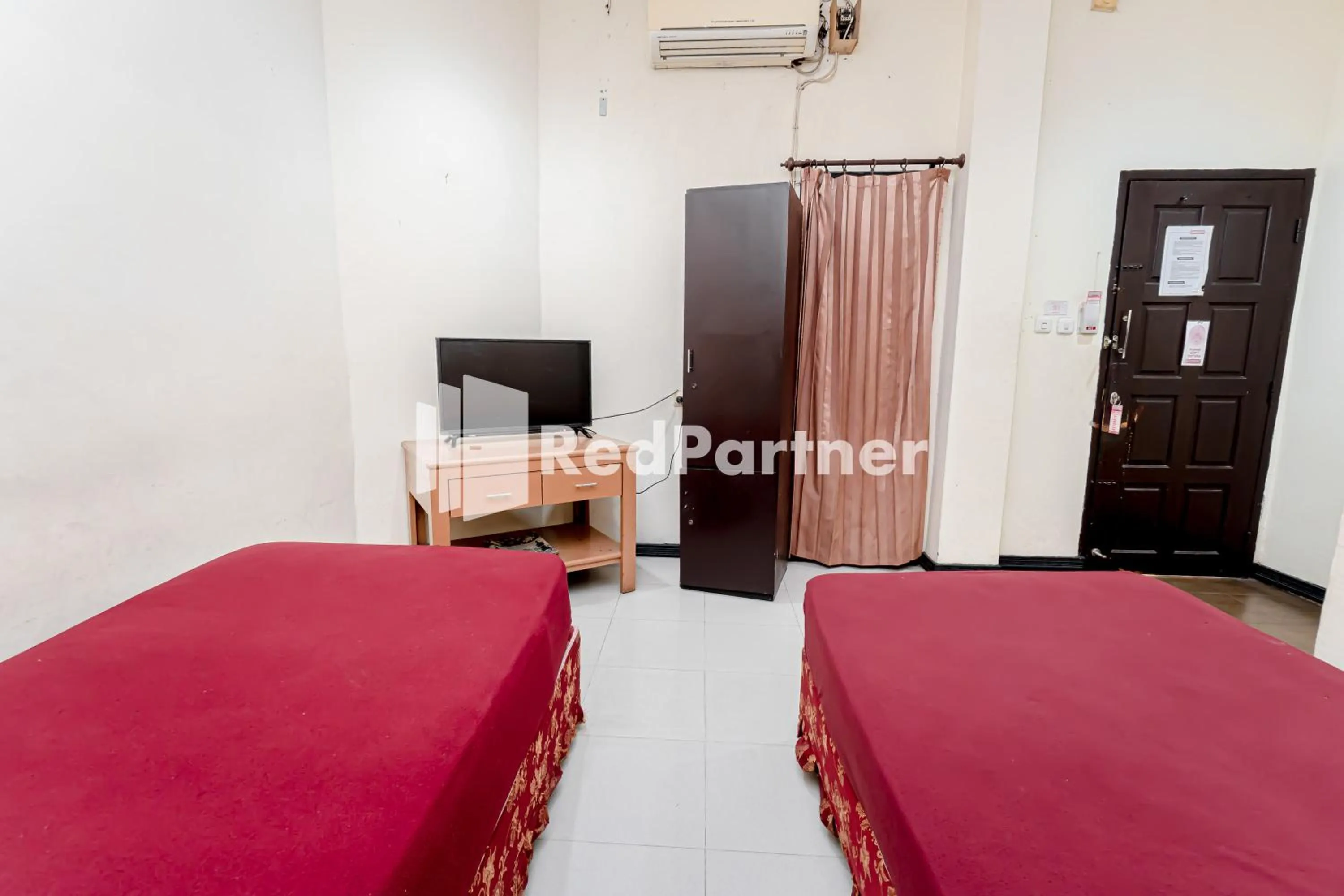 Bedroom, Bed in Cherry Pink Hotel Medan Mitra RedDoorz