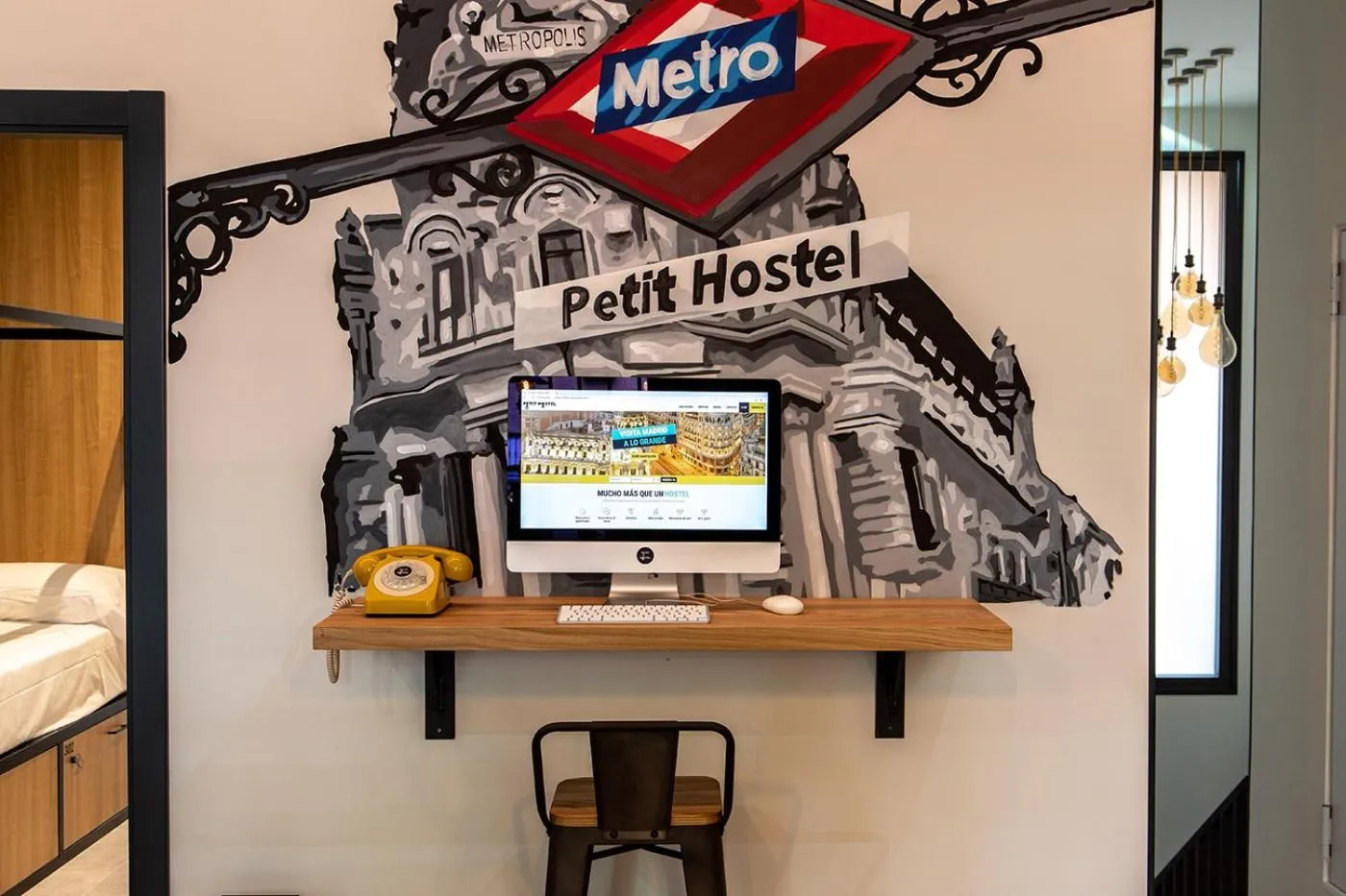 Lobby or reception in Petit Hostel La Latina