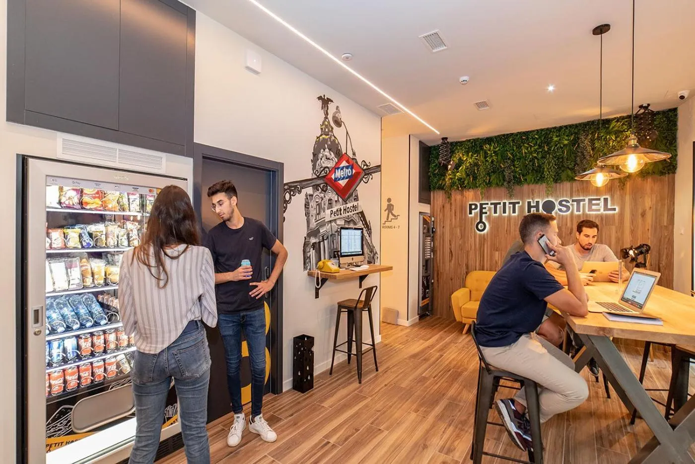 People in Petit Hostel La Latina