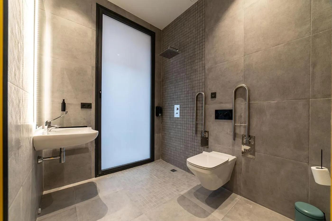 Bathroom in Petit Hostel La Latina