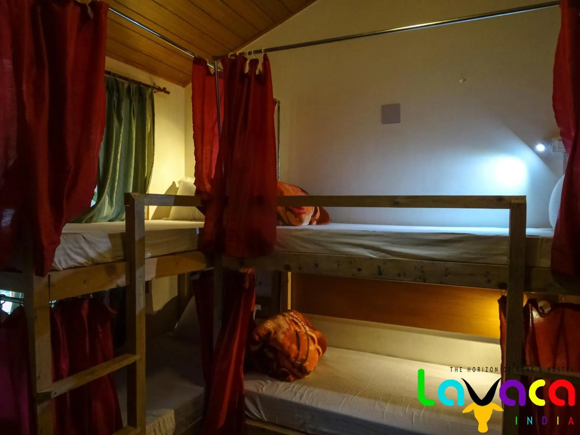 bunk bed, Bed in La Vaca India Manali