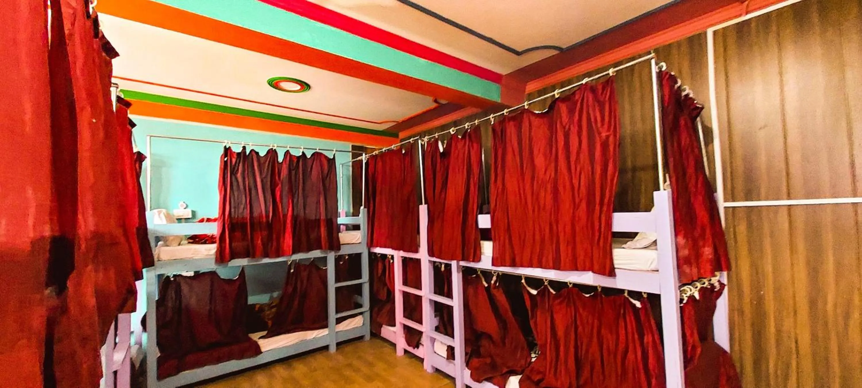 Bed in La Vaca India Manali