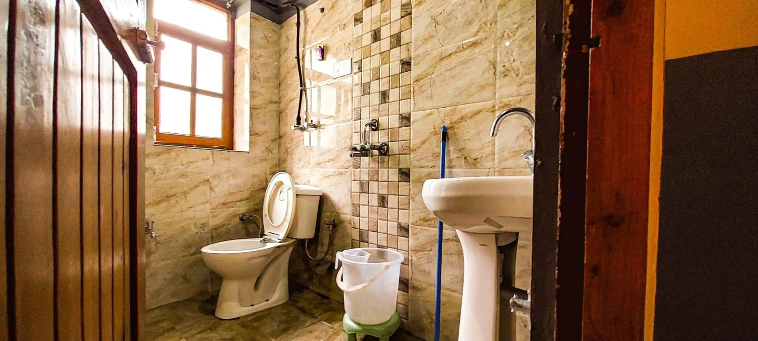 Shower in La Vaca India Manali