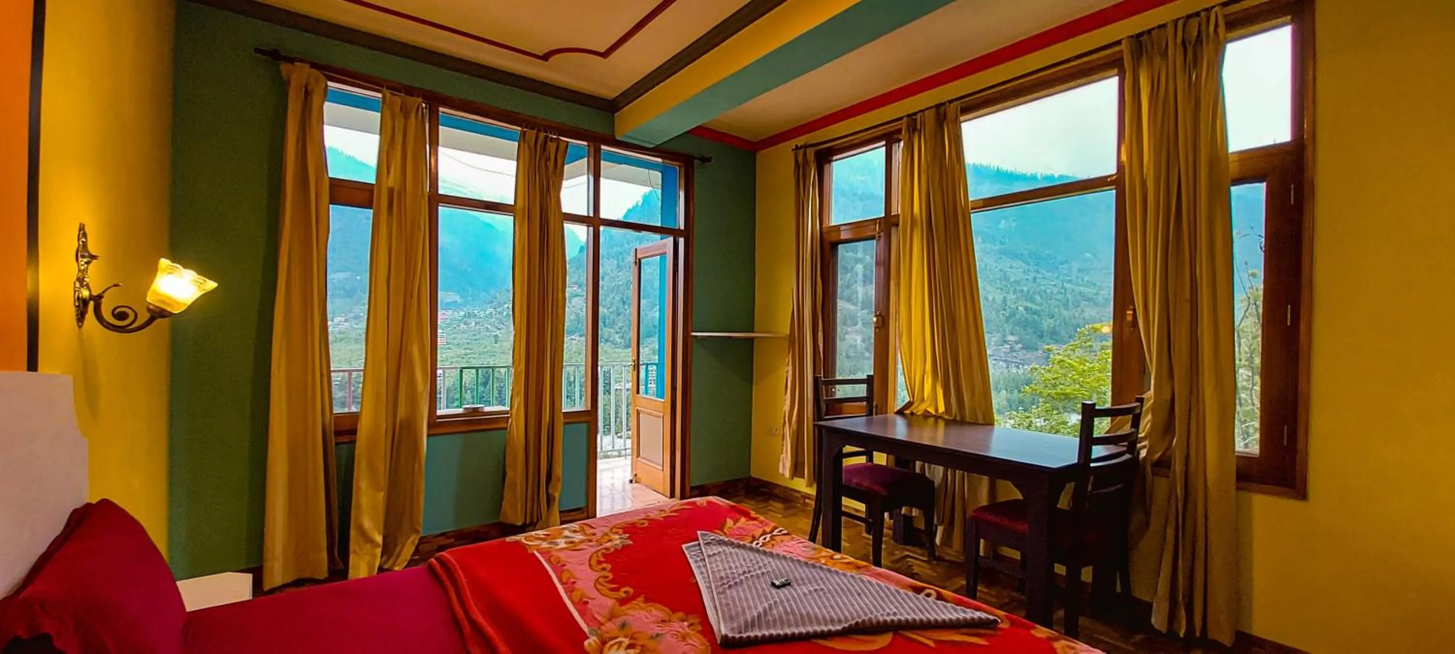 Bed in La Vaca India Manali