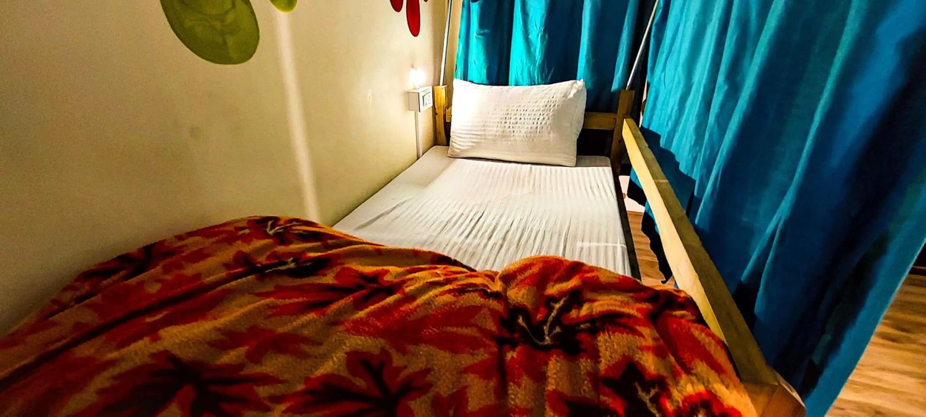 Bed in La Vaca India Manali