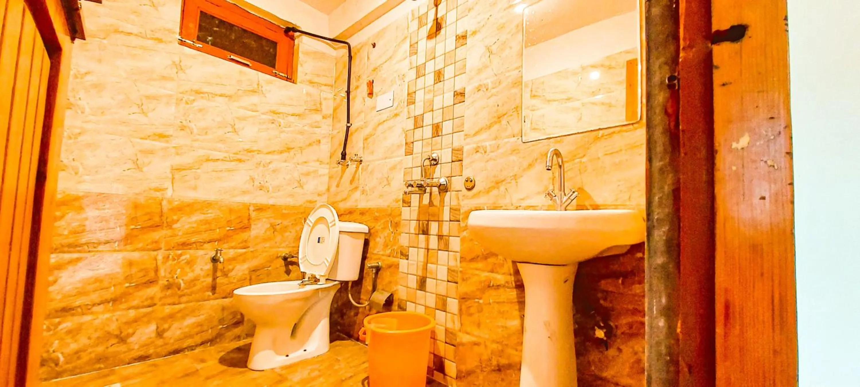 Shower in La Vaca India Manali