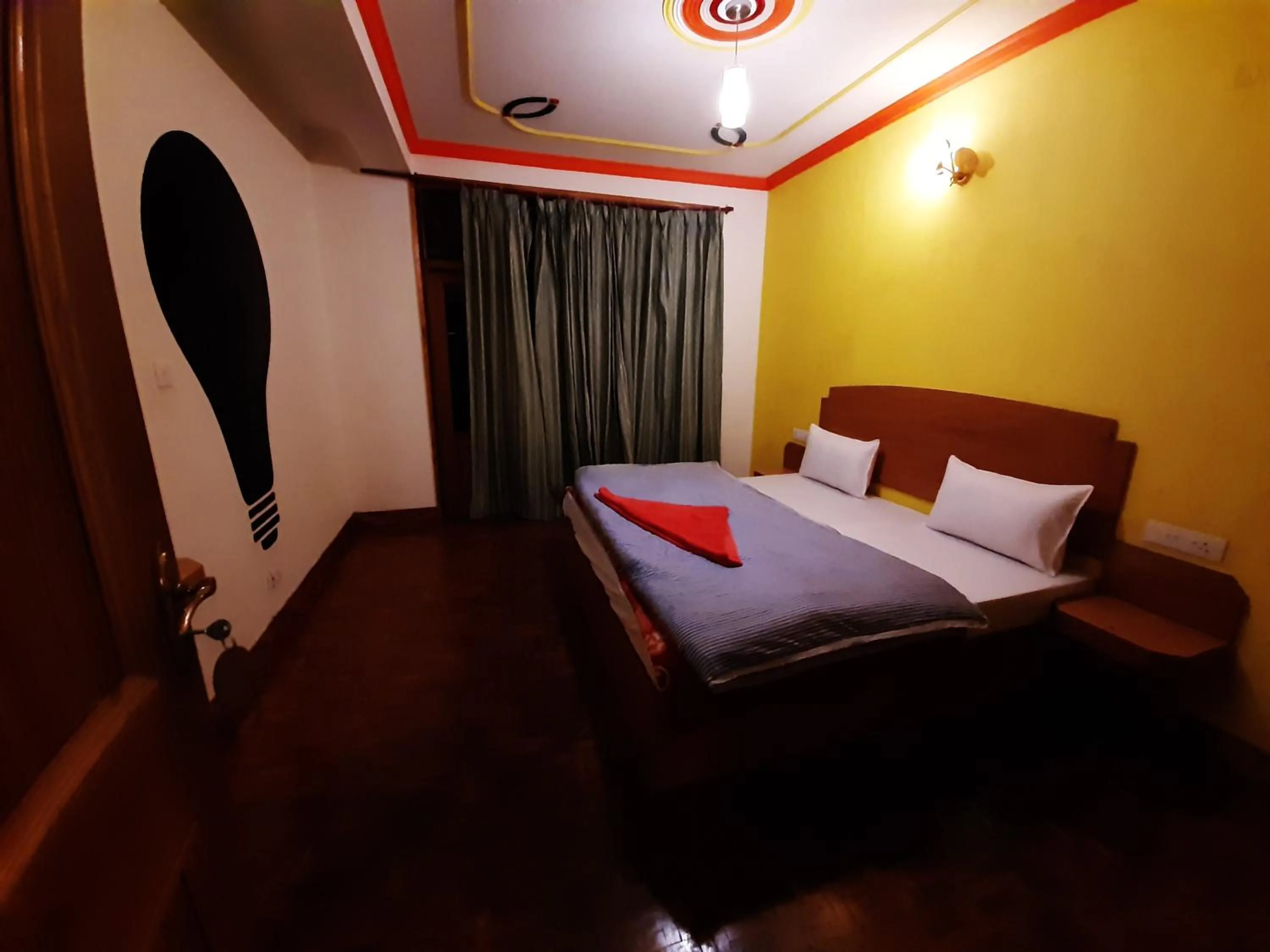 Bed in La Vaca India Manali