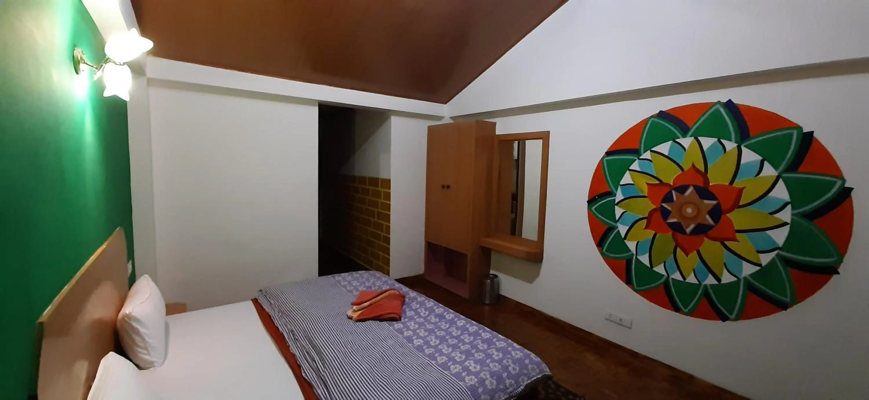 Bed in La Vaca India Manali