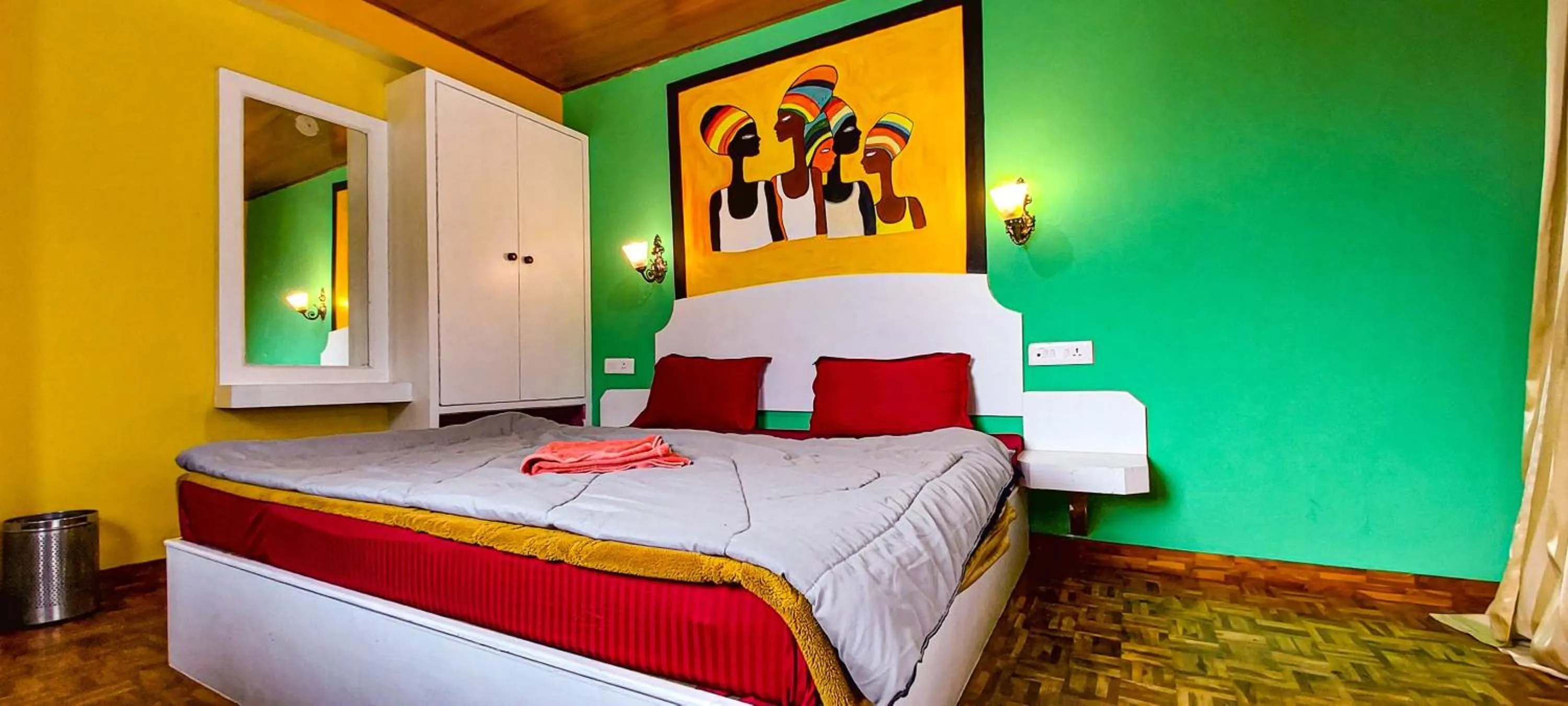 Bed in La Vaca India Manali