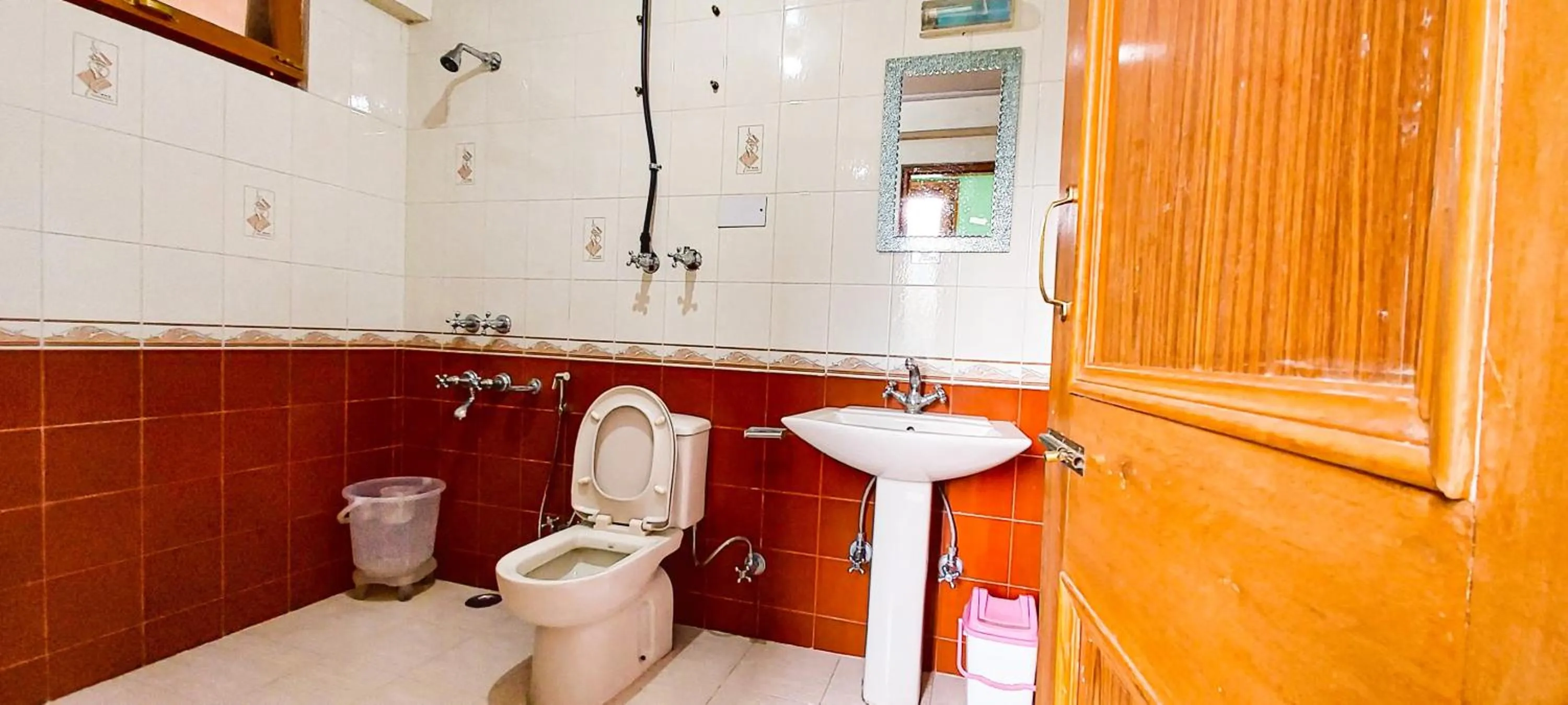 Shower in La Vaca India Manali