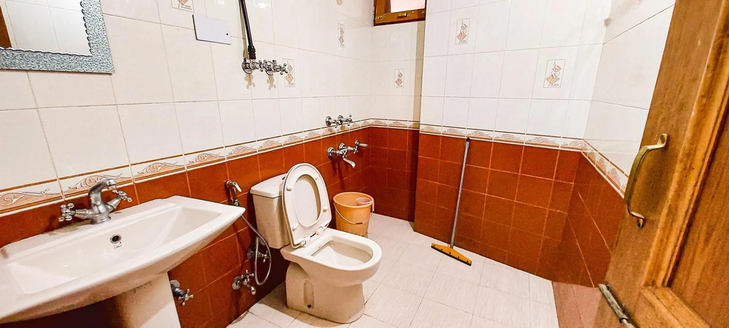 Shower in La Vaca India Manali