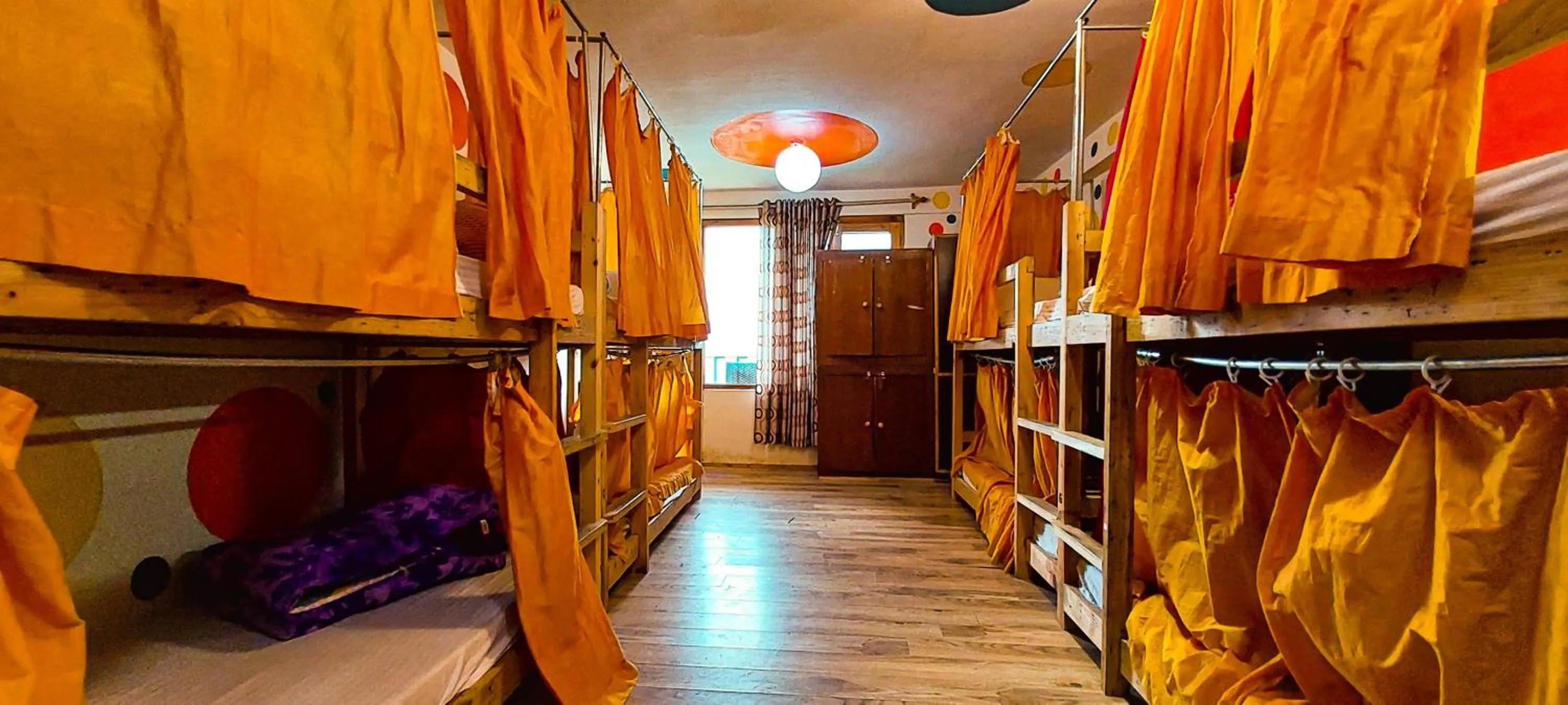 Bed in La Vaca India Manali