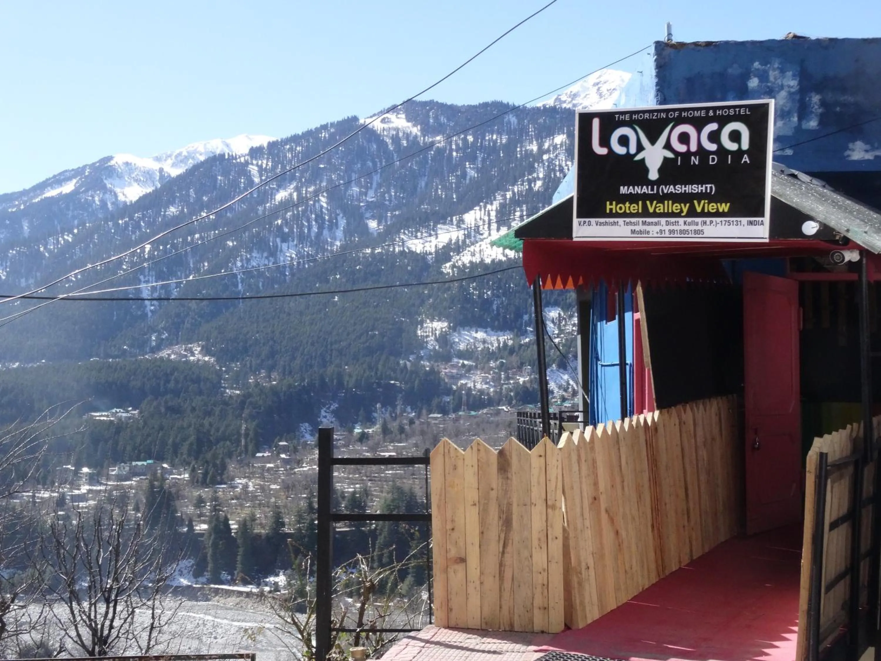 Facade/entrance in La Vaca India Manali