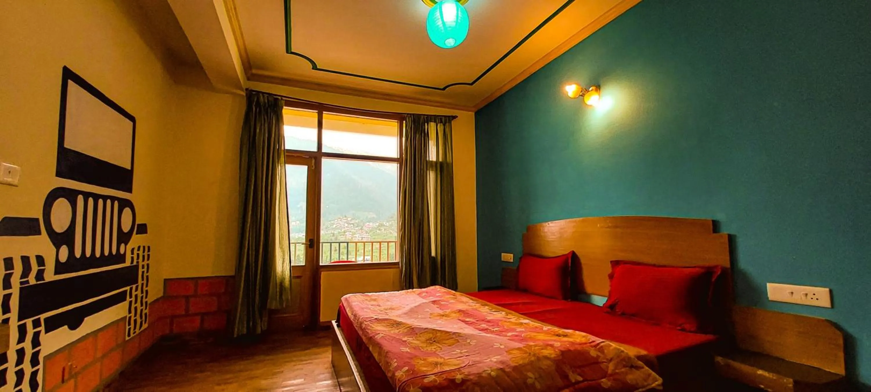 Bed in La Vaca India Manali