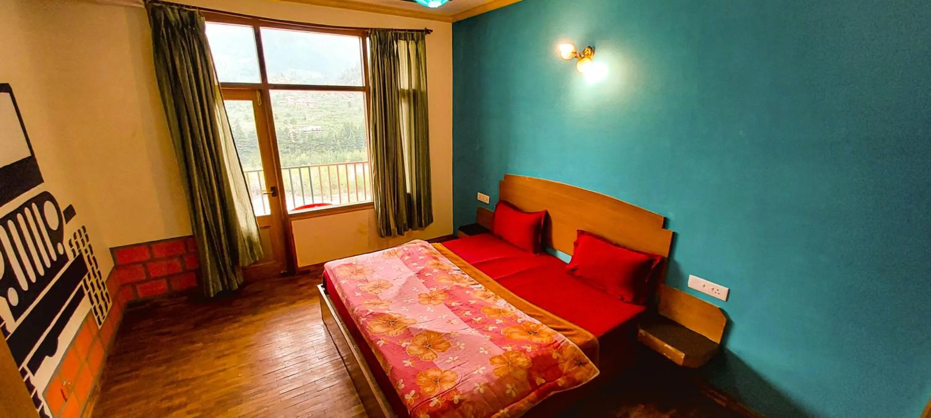 Bed in La Vaca India Manali