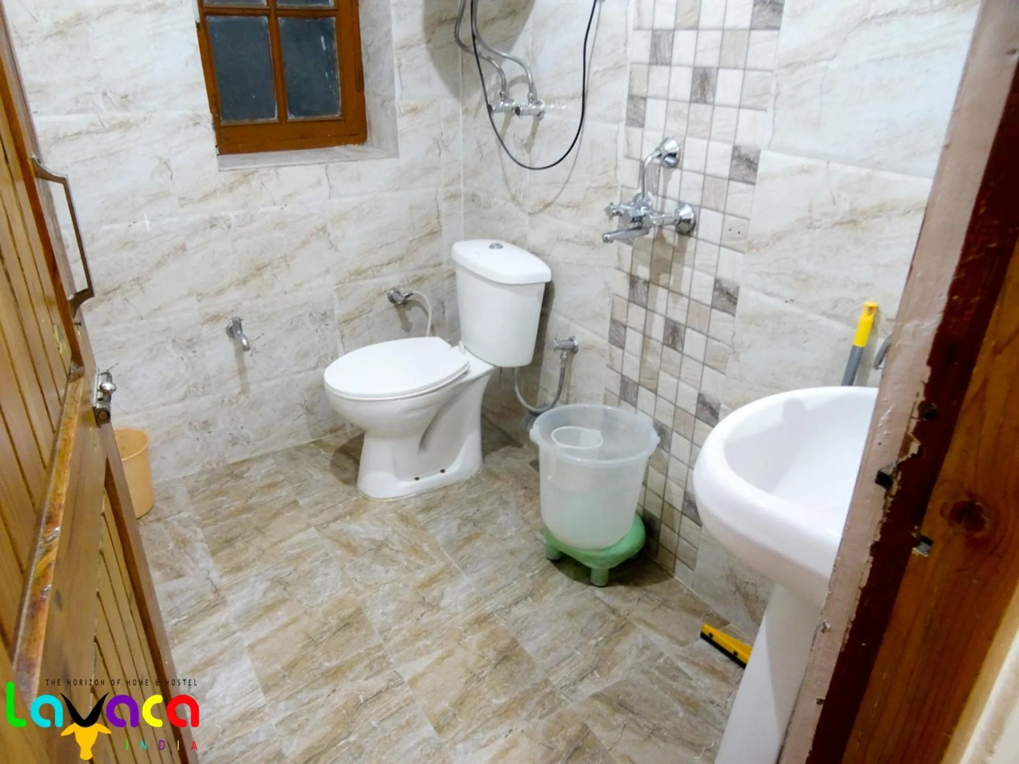 Bathroom in La Vaca India Manali