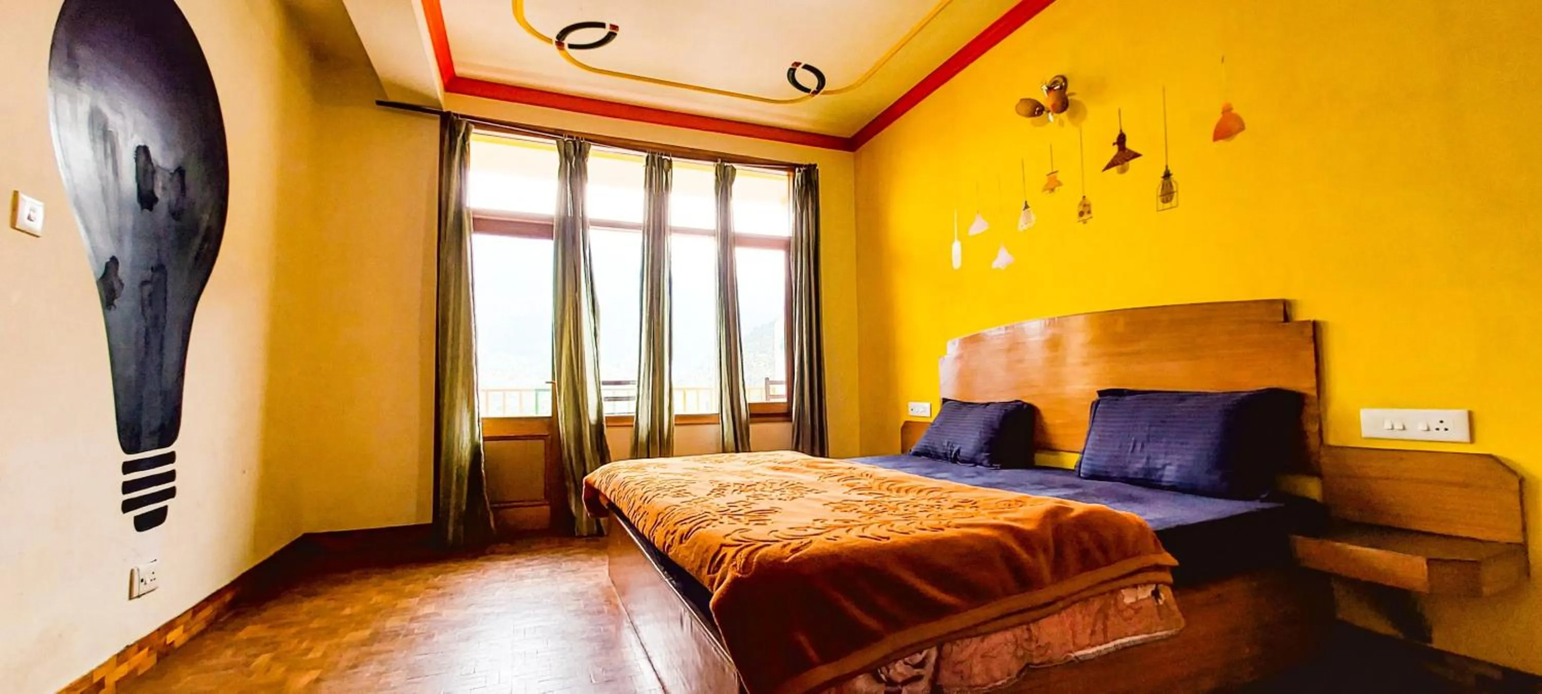 Bed in La Vaca India Manali