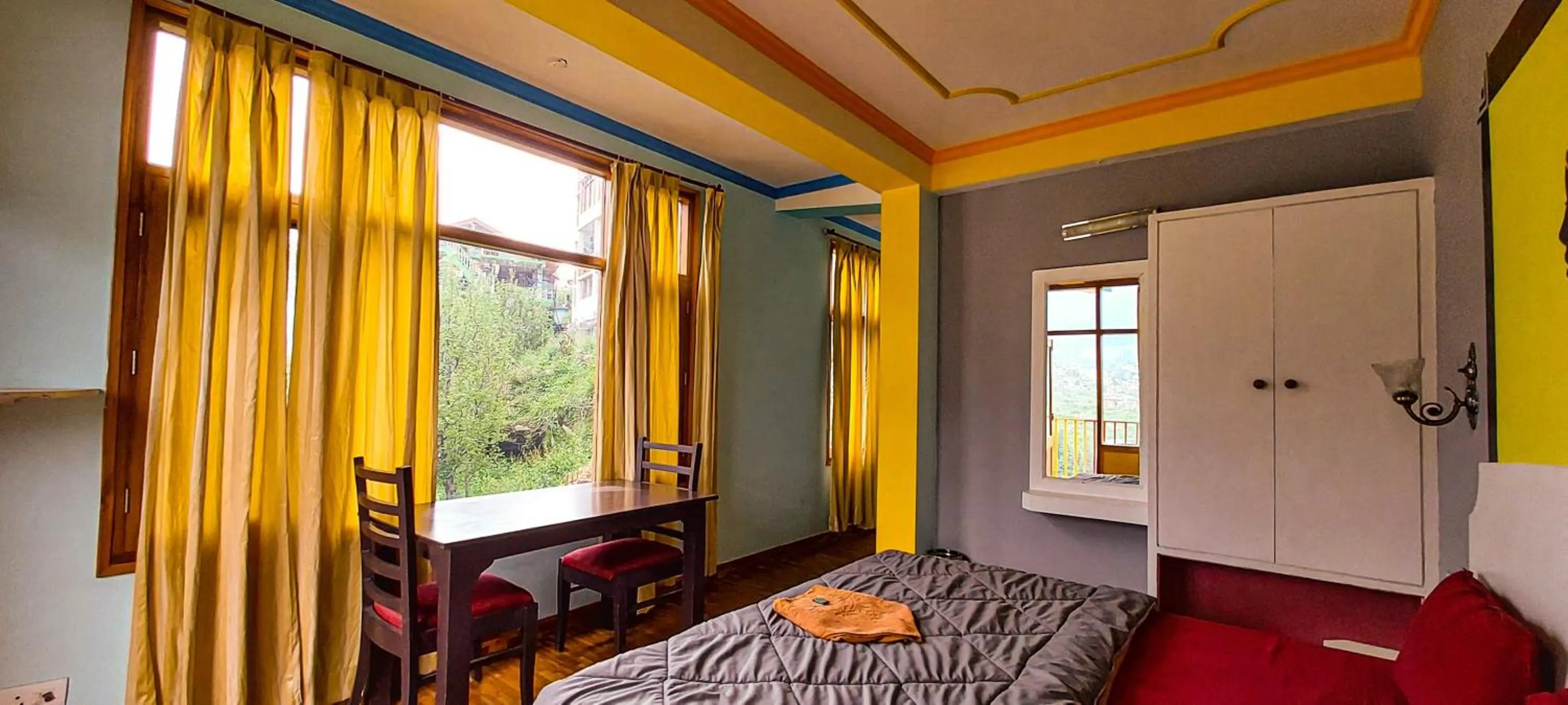 Photo of the whole room, Bed in La Vaca India Manali