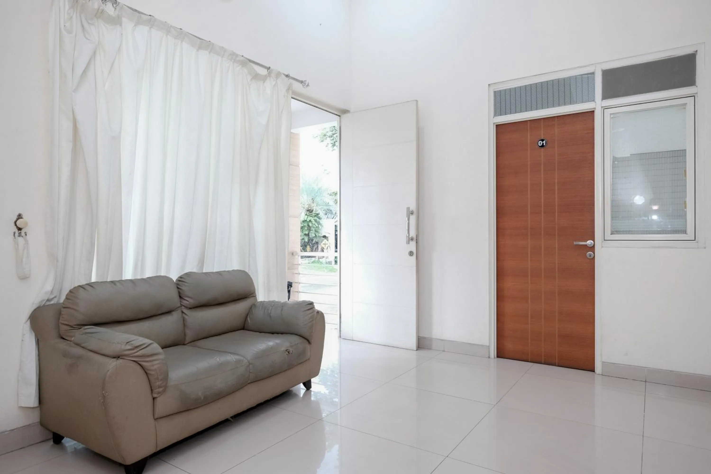 RedDoorz near UNESA Citraland Surabaya