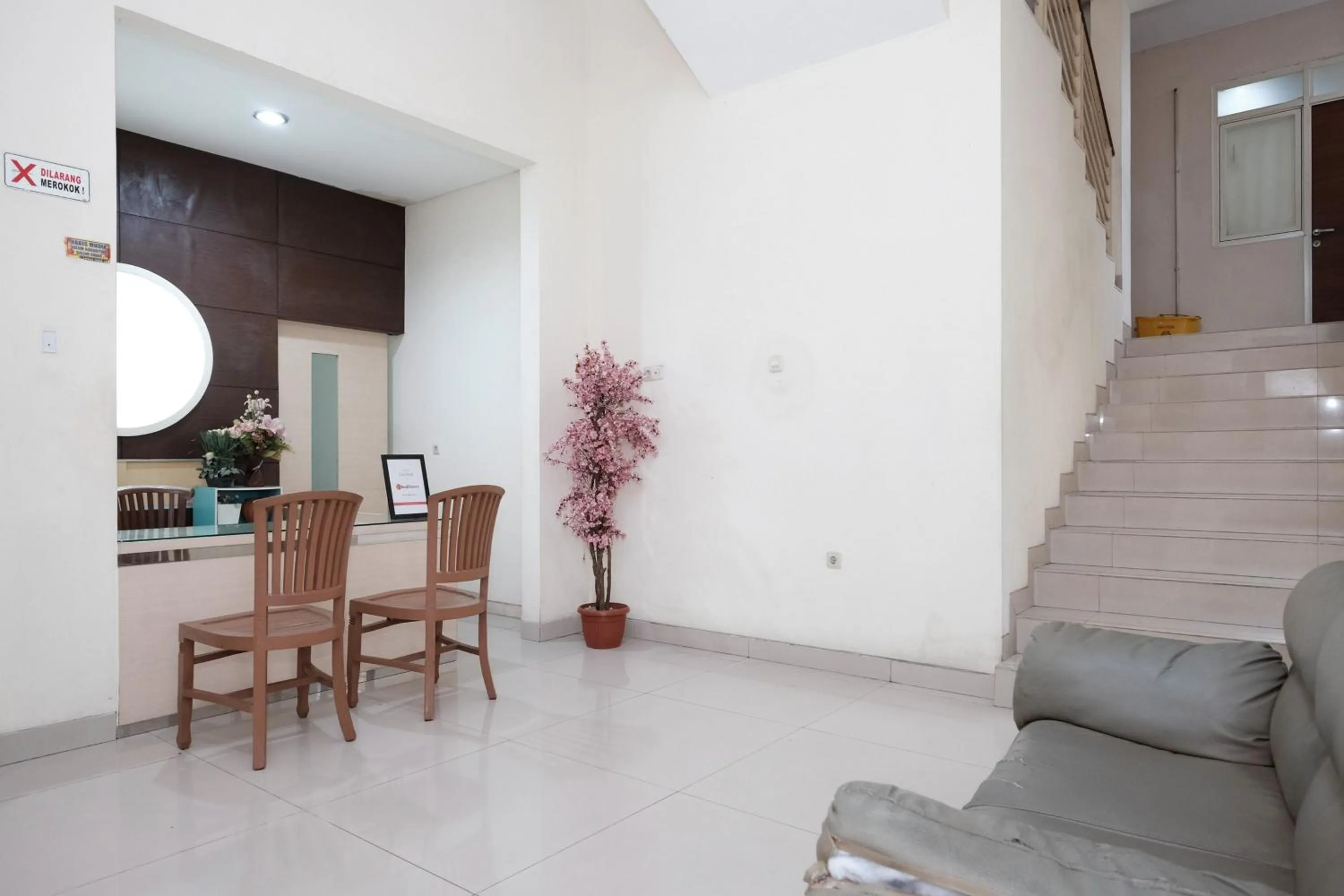 RedDoorz near UNESA Citraland Surabaya