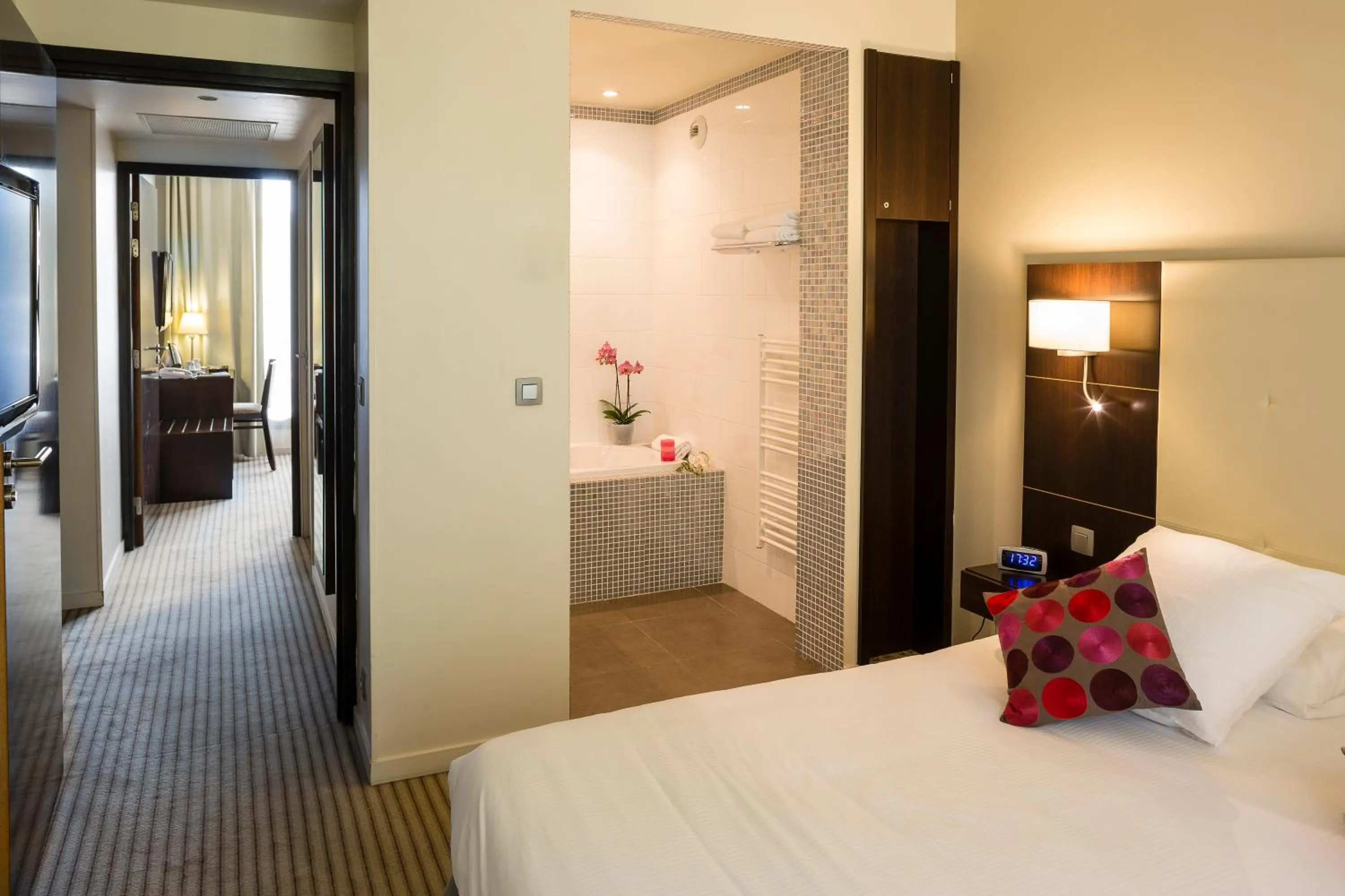 Bathroom, Bed in Best Western Hotel De Larbois