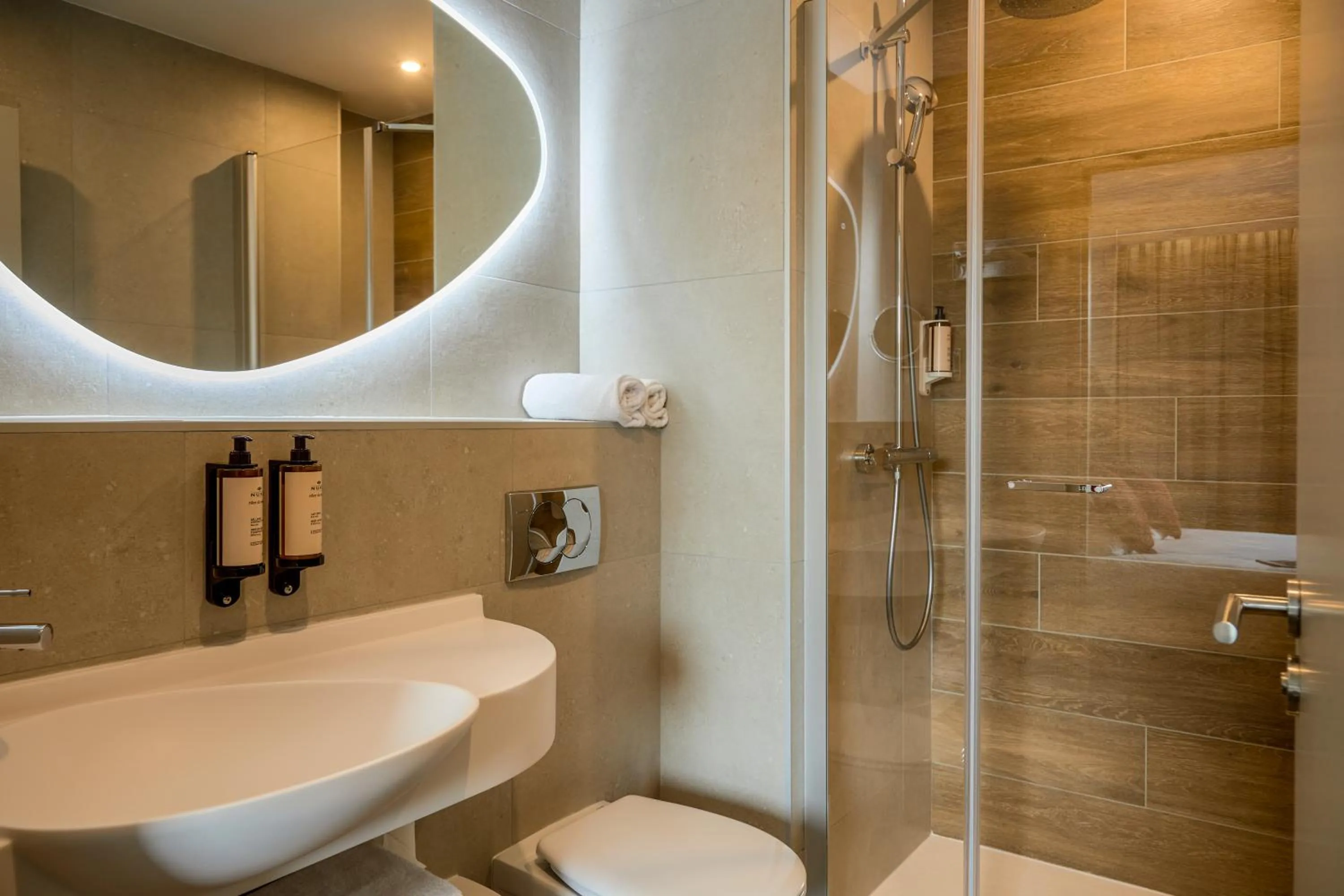 Bathroom in Mercure Aix-en-Provence La Duranne Gare TGV